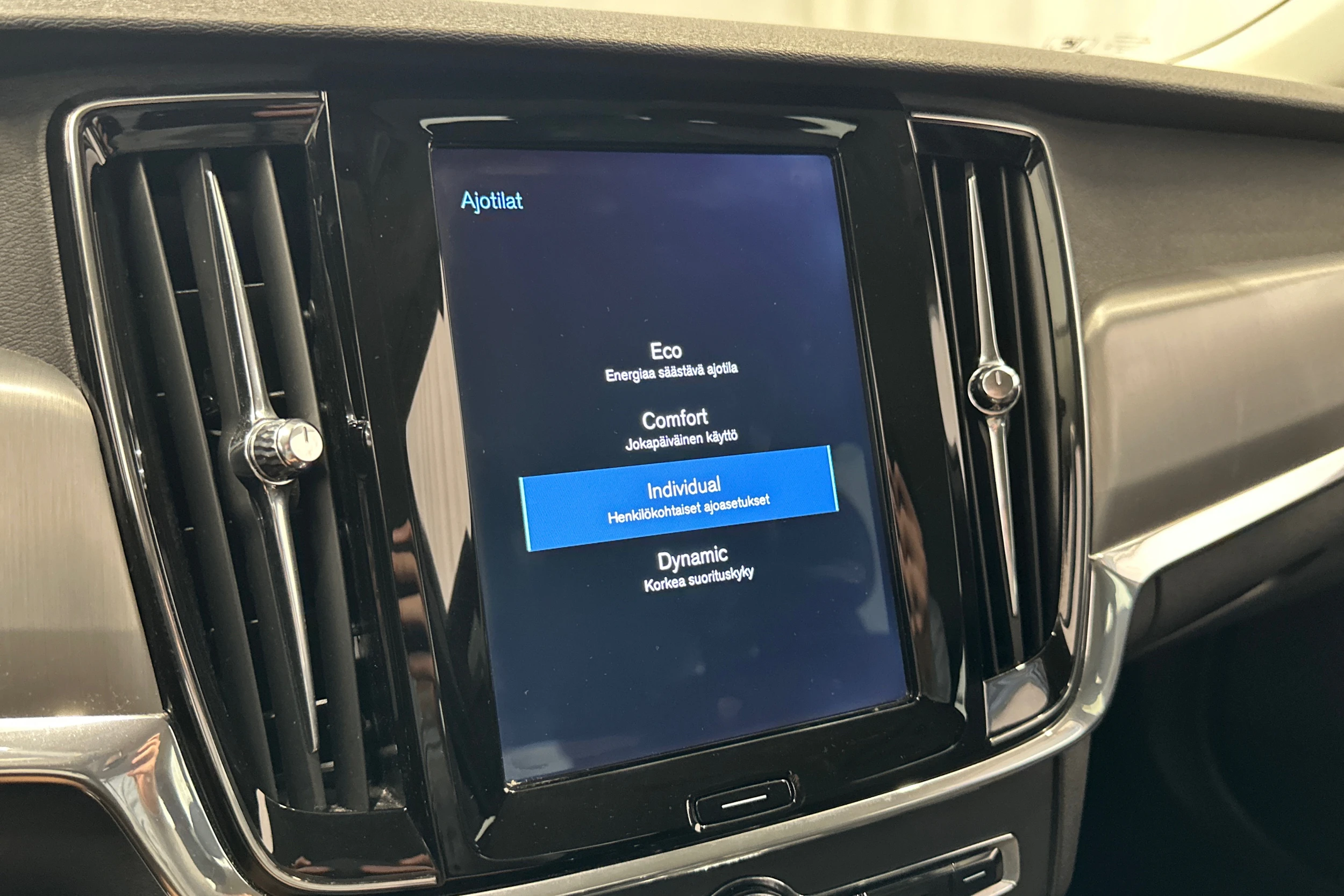 musta Volvo V90 2018 kuva 21.