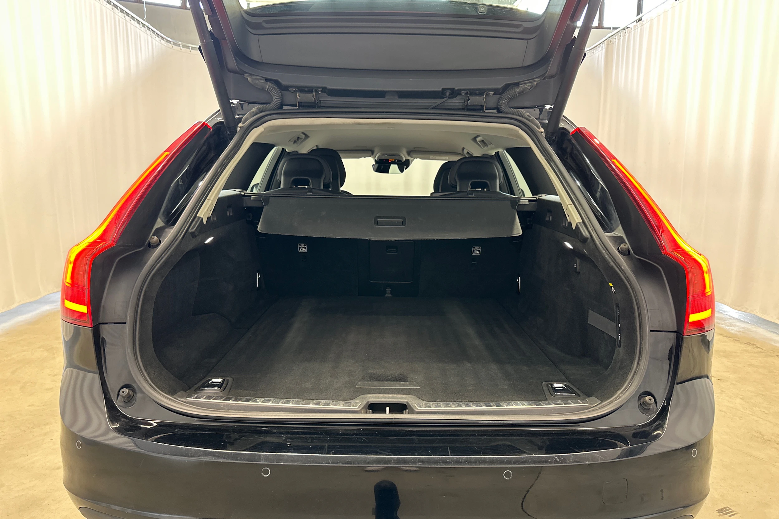 musta Volvo V90 2018 kuva 26.