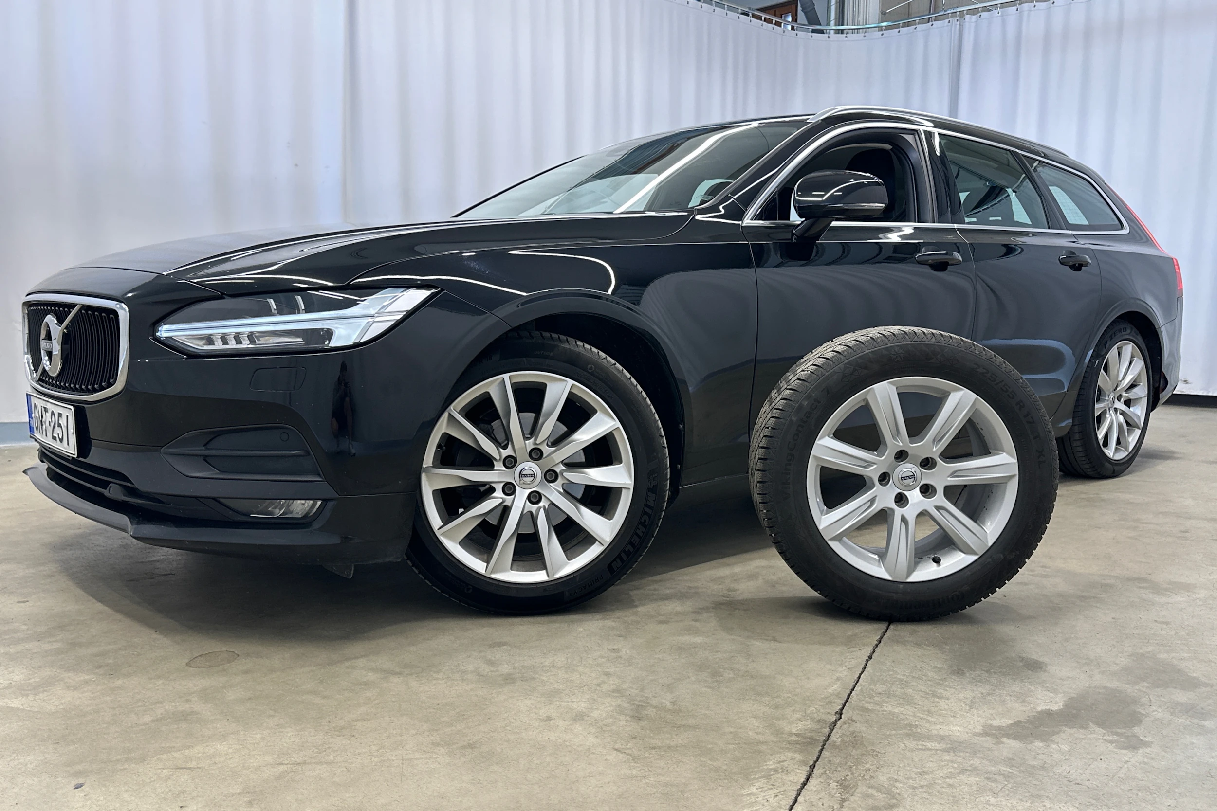 musta Volvo V90 2018 kuva 31.