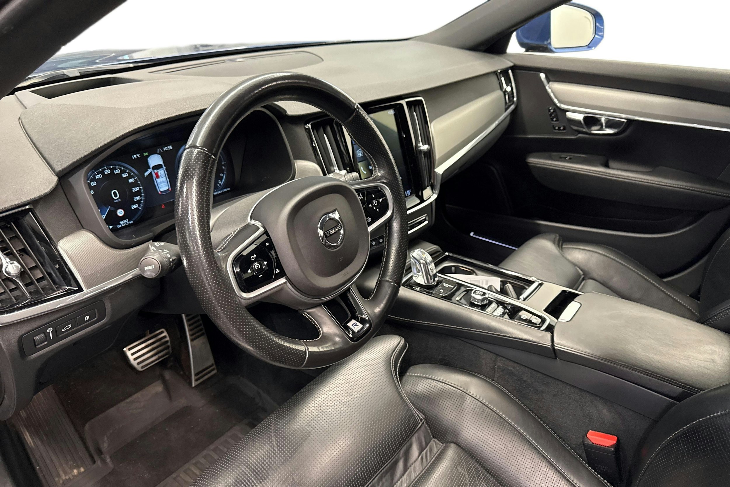 sininen Volvo V90 2018 kuva 7.