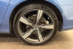 sininen Volvo V90 2018 kuva 11.