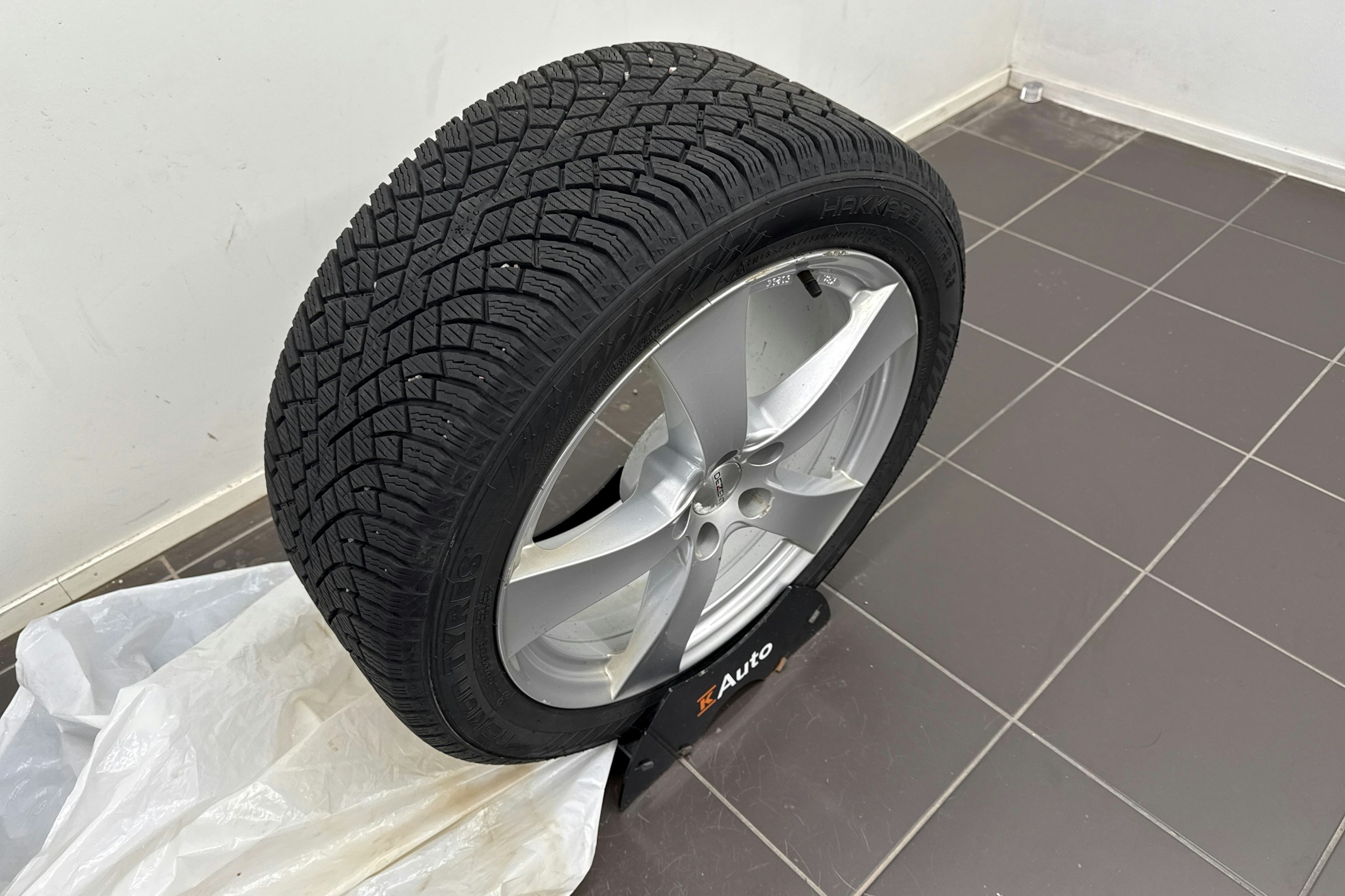 sininen Volvo V90 2018 kuva 13.