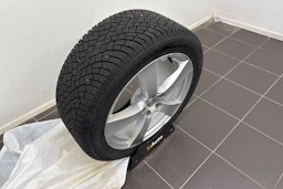 sininen Volvo V90 2018 kuva 13.