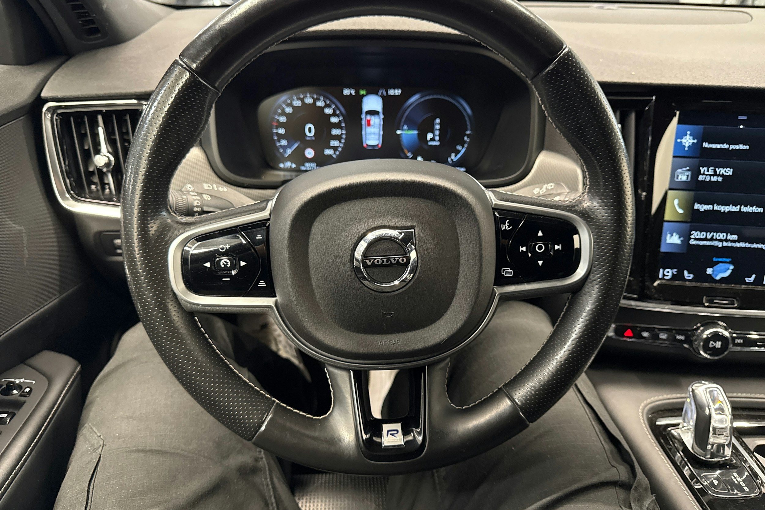 sininen Volvo V90 2018 kuva 15.