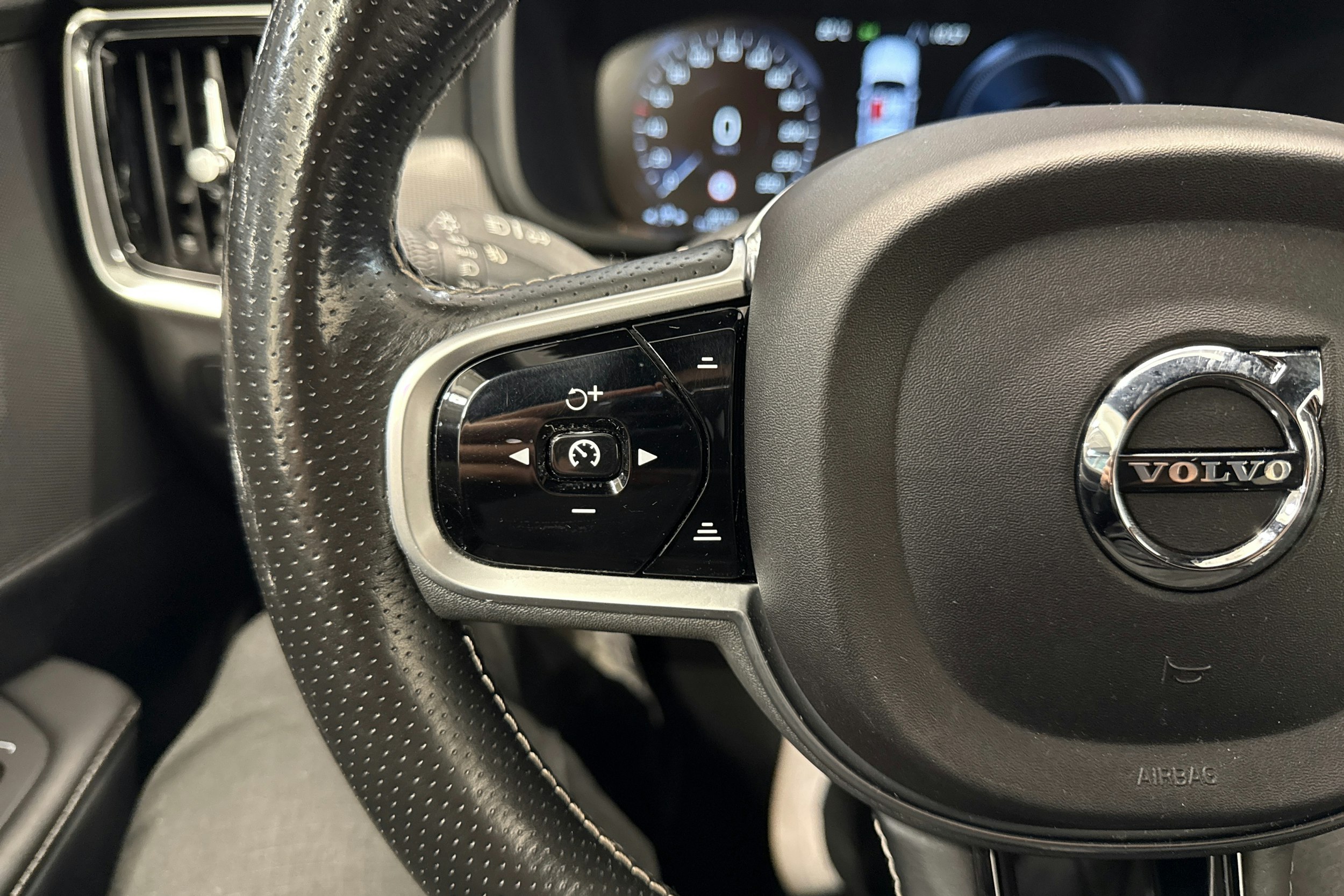 sininen Volvo V90 2018 kuva 16.