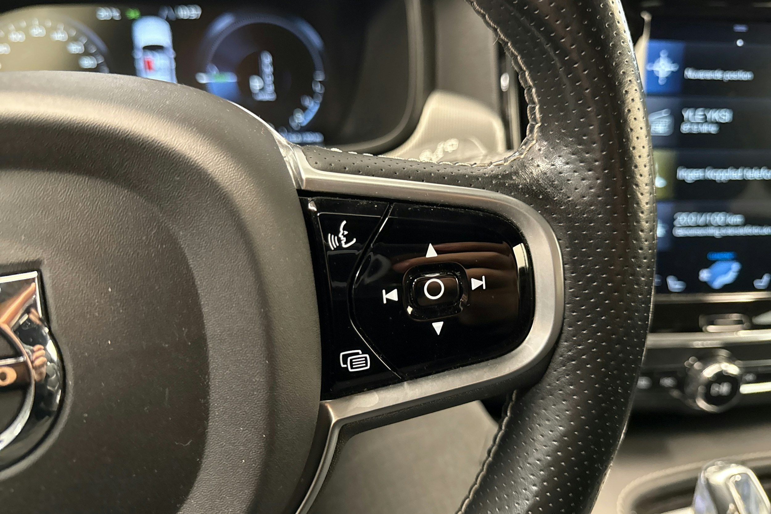 sininen Volvo V90 2018 kuva 17.