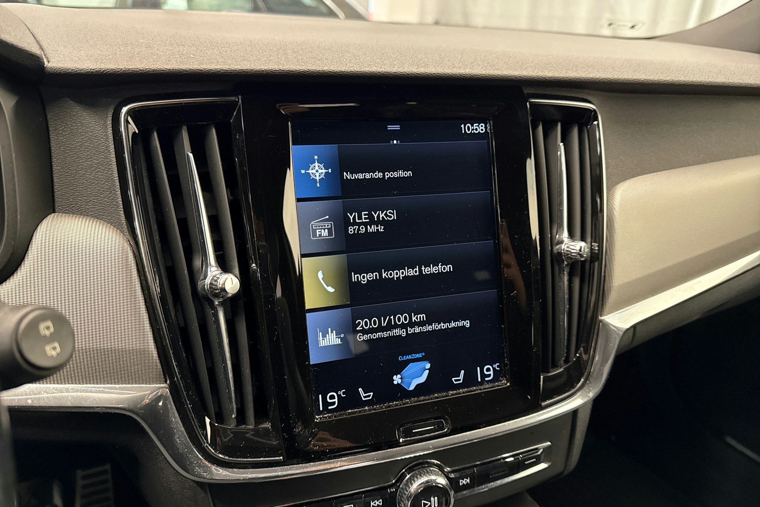 sininen Volvo V90 2018 kuva 21.