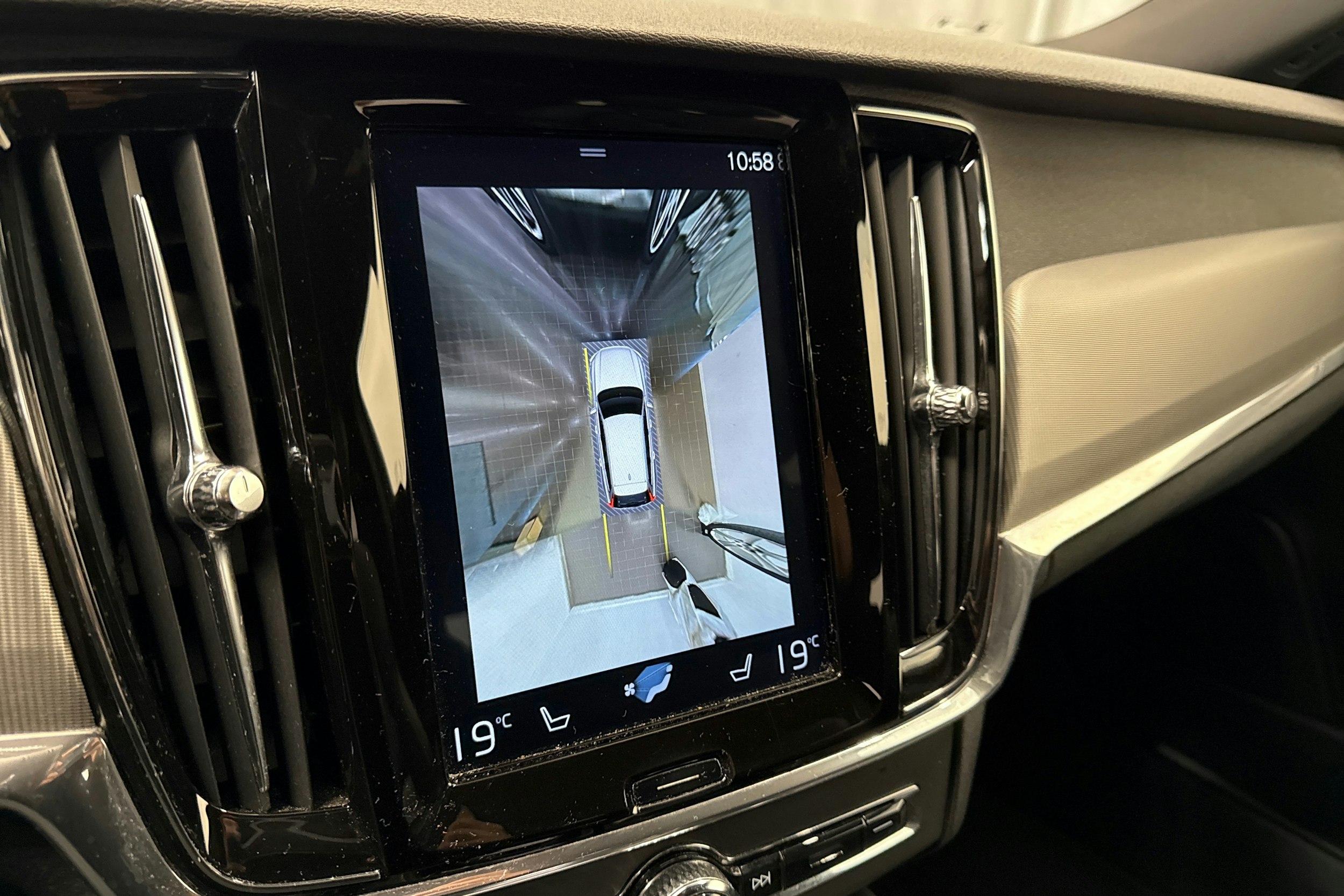 sininen Volvo V90 2018 kuva 22.