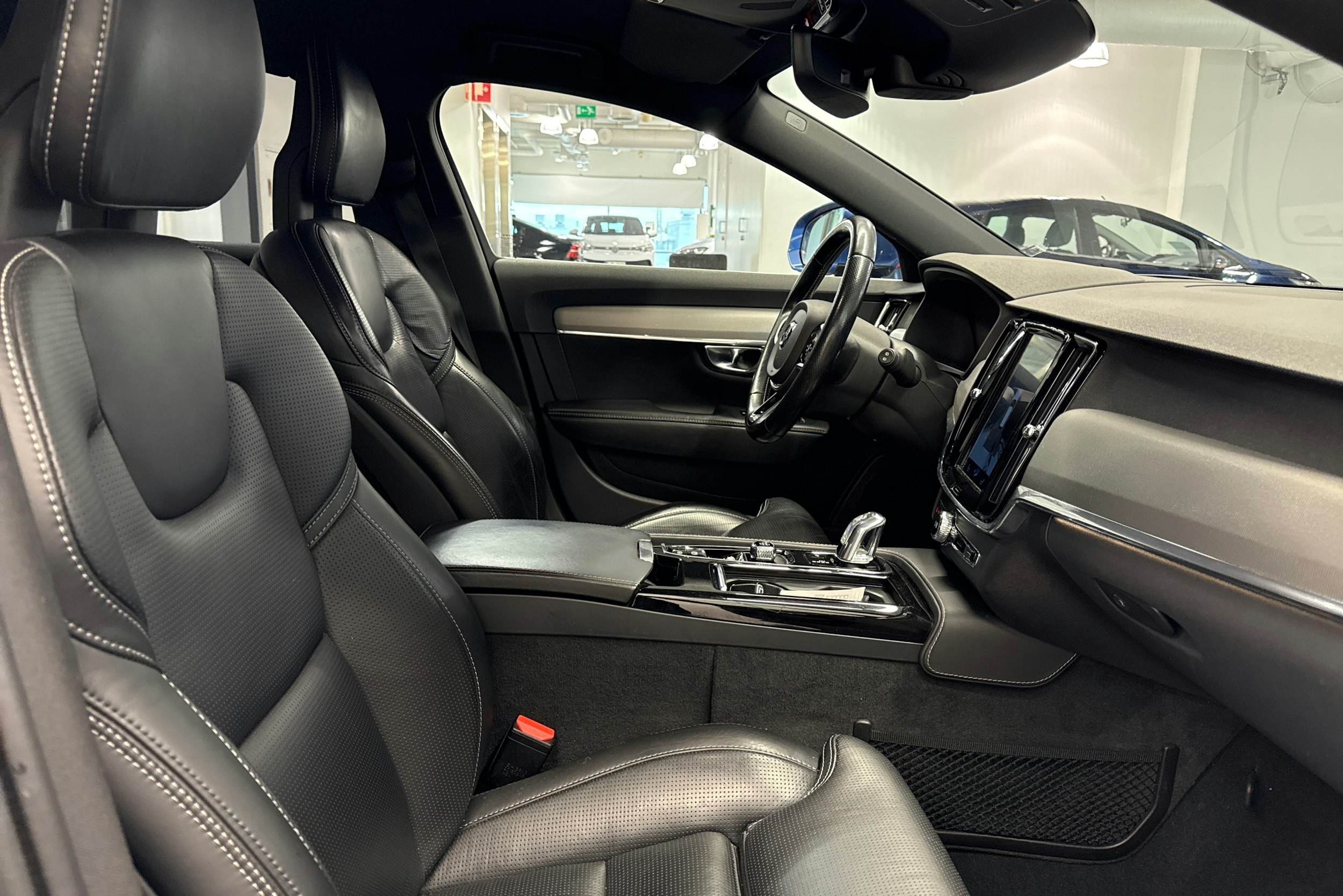 sininen Volvo V90 2018 kuva 23.