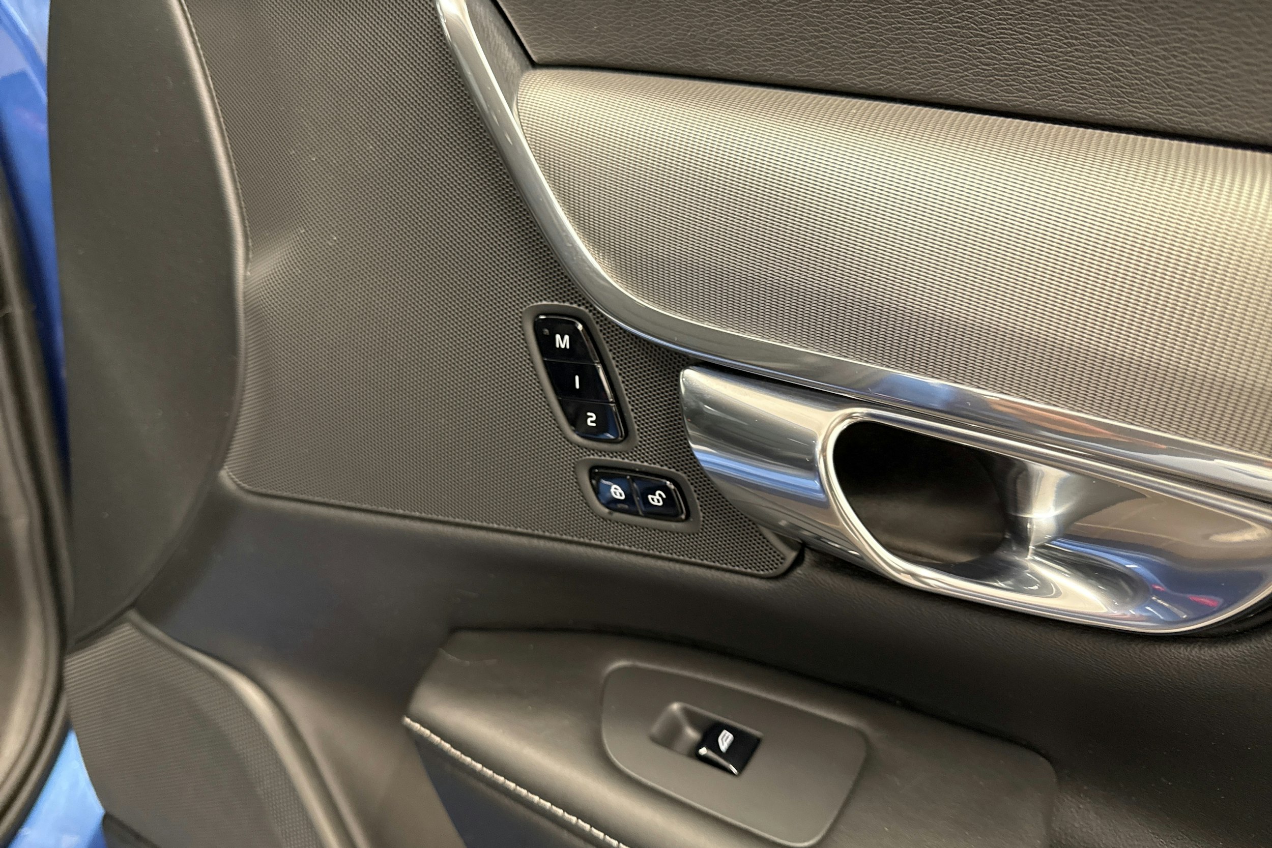sininen Volvo V90 2018 kuva 24.