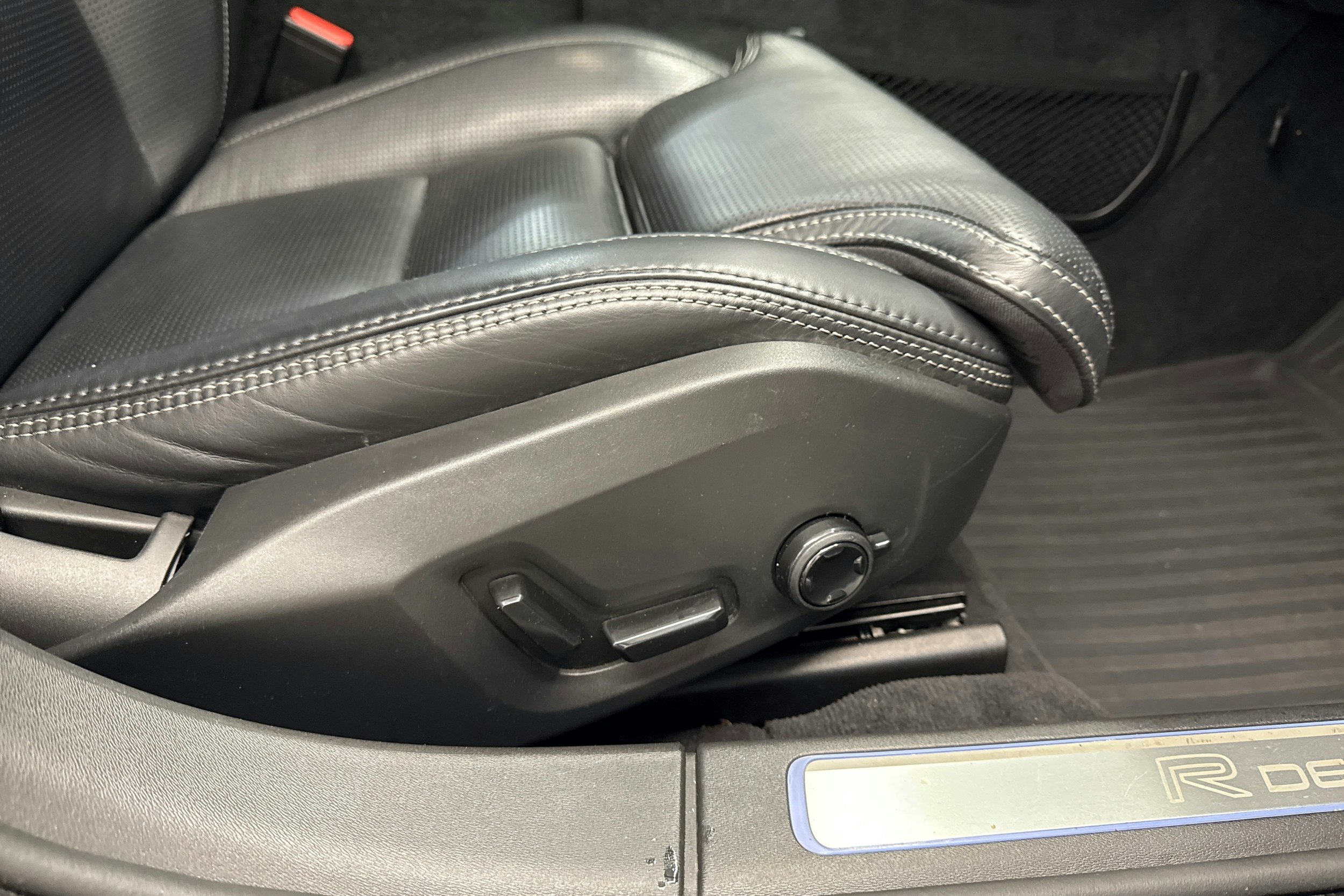 sininen Volvo V90 2018 kuva 25.