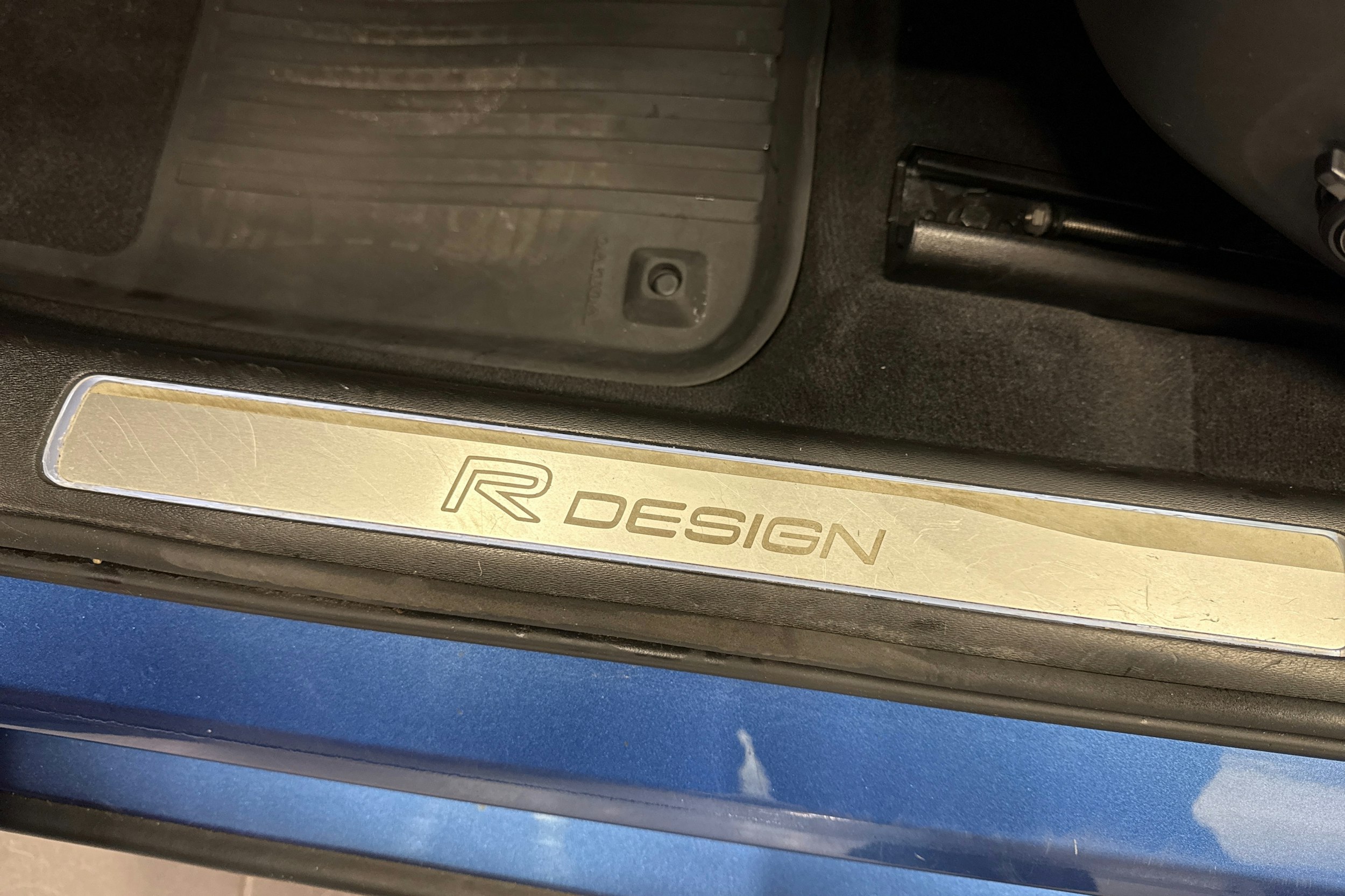 sininen Volvo V90 2018 kuva 27.