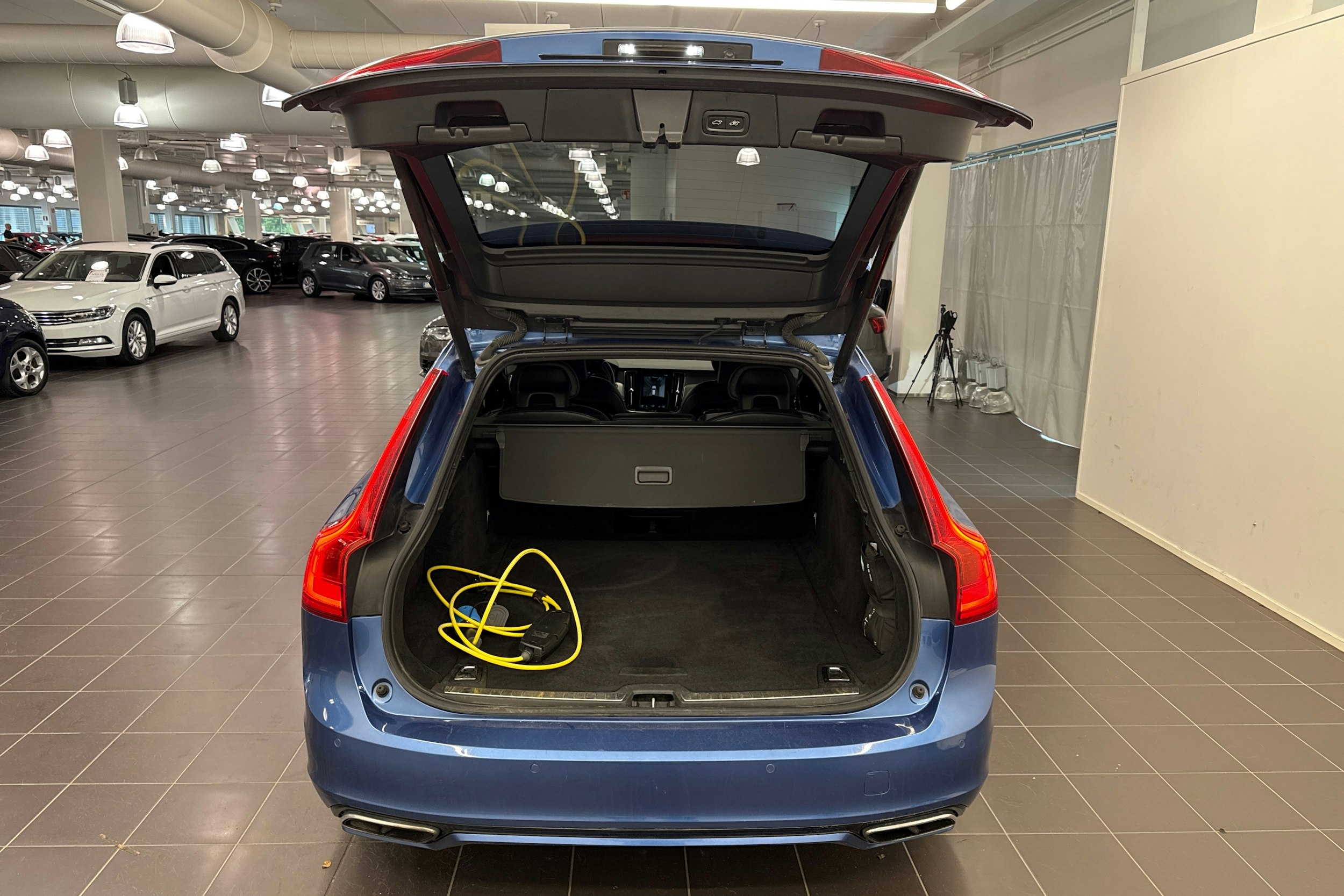 sininen Volvo V90 2018 kuva 29.