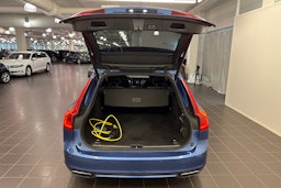 sininen Volvo V90 2018 kuva 29.