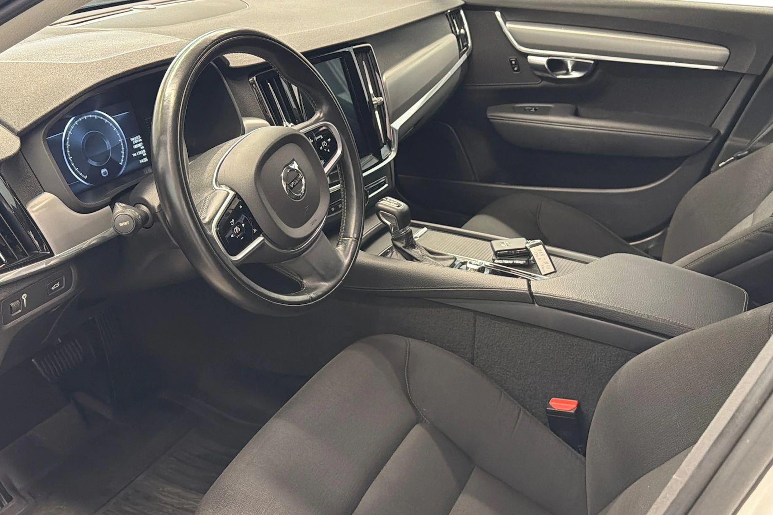 valkoinen Volvo V90 2018 kuva 6.