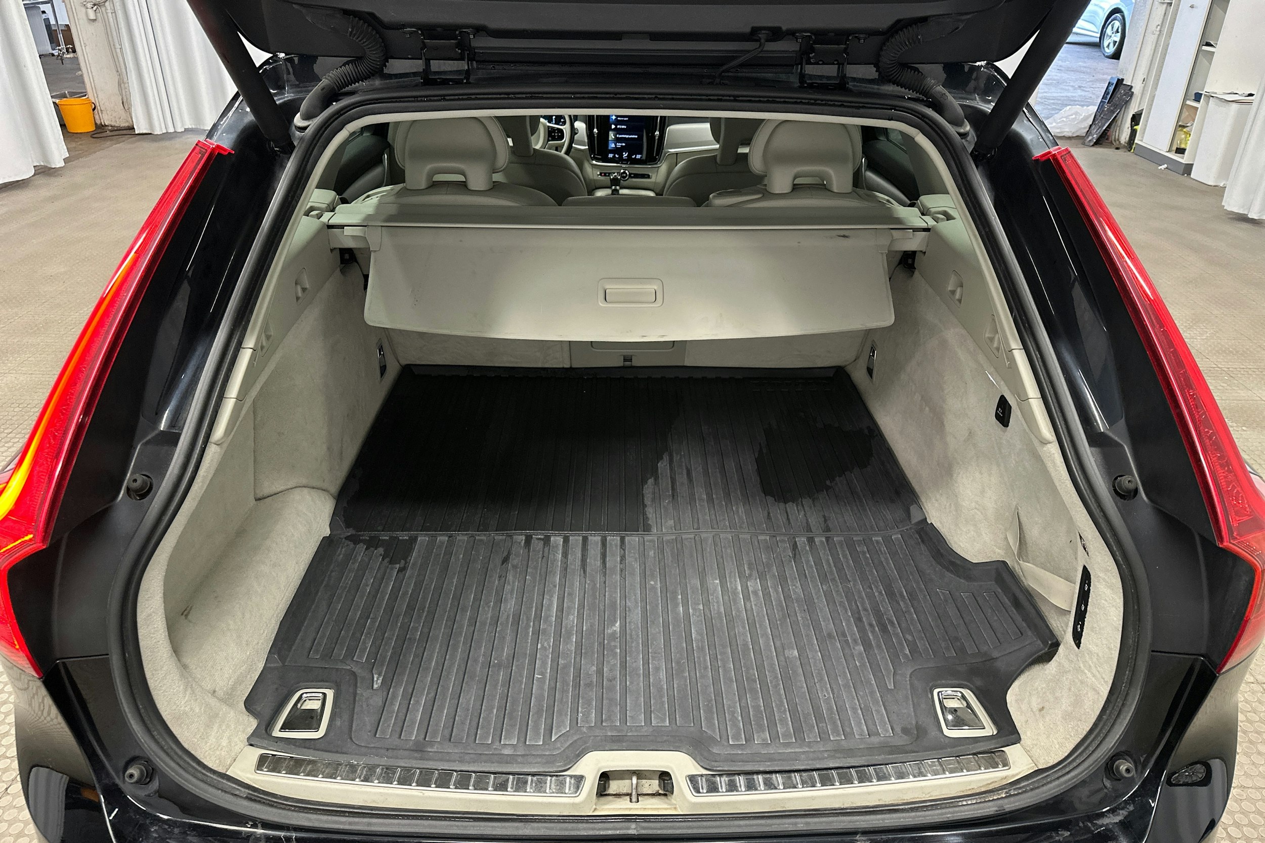 musta Volvo V90 2018 kuva 11.