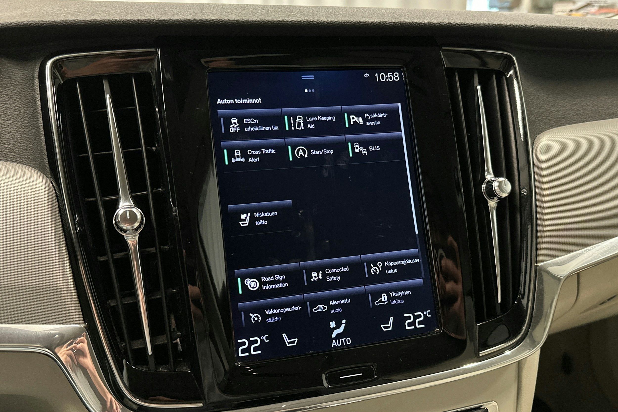 musta Volvo V90 2018 kuva 23.