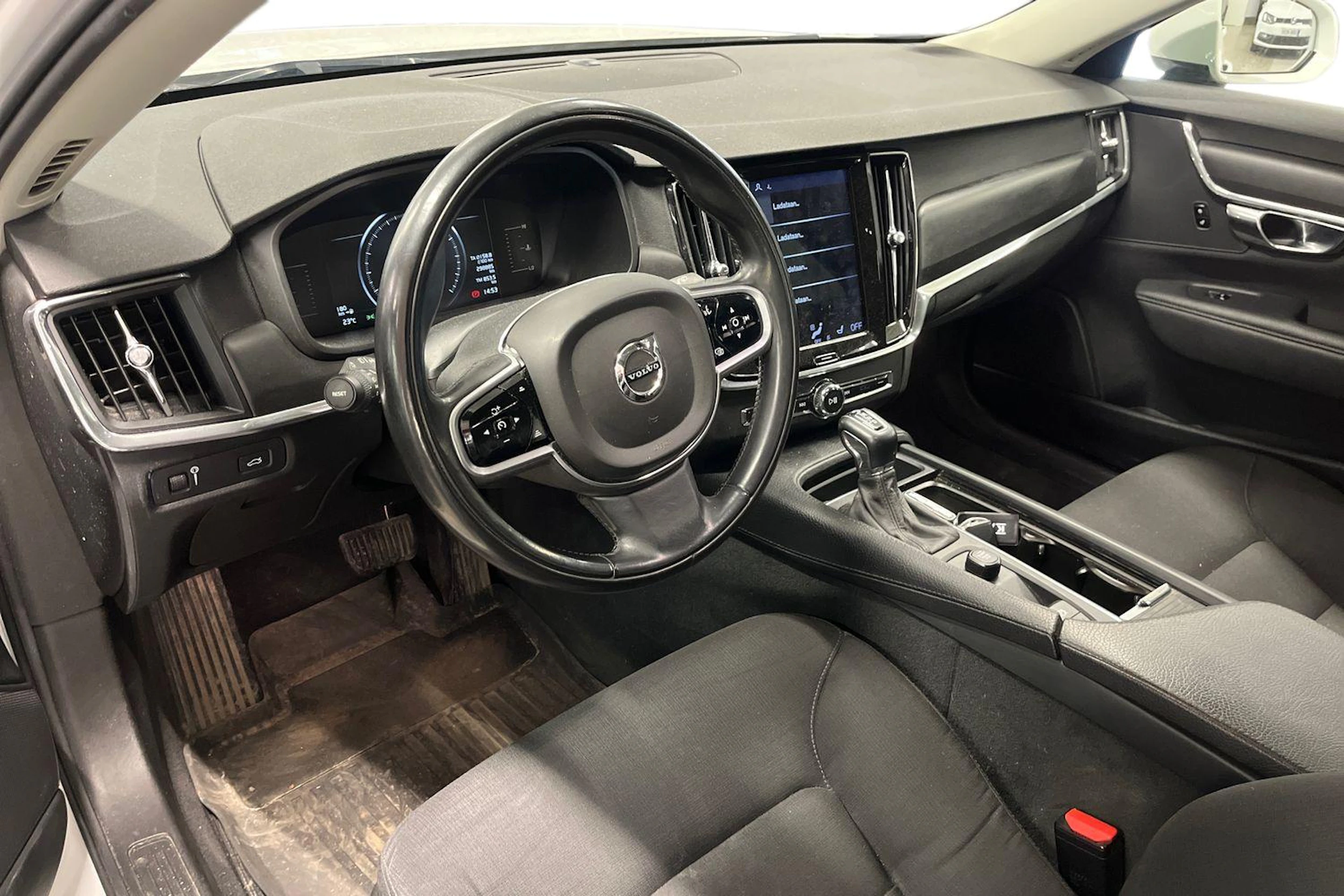 valkoinen Volvo V90 2018 kuva 3.