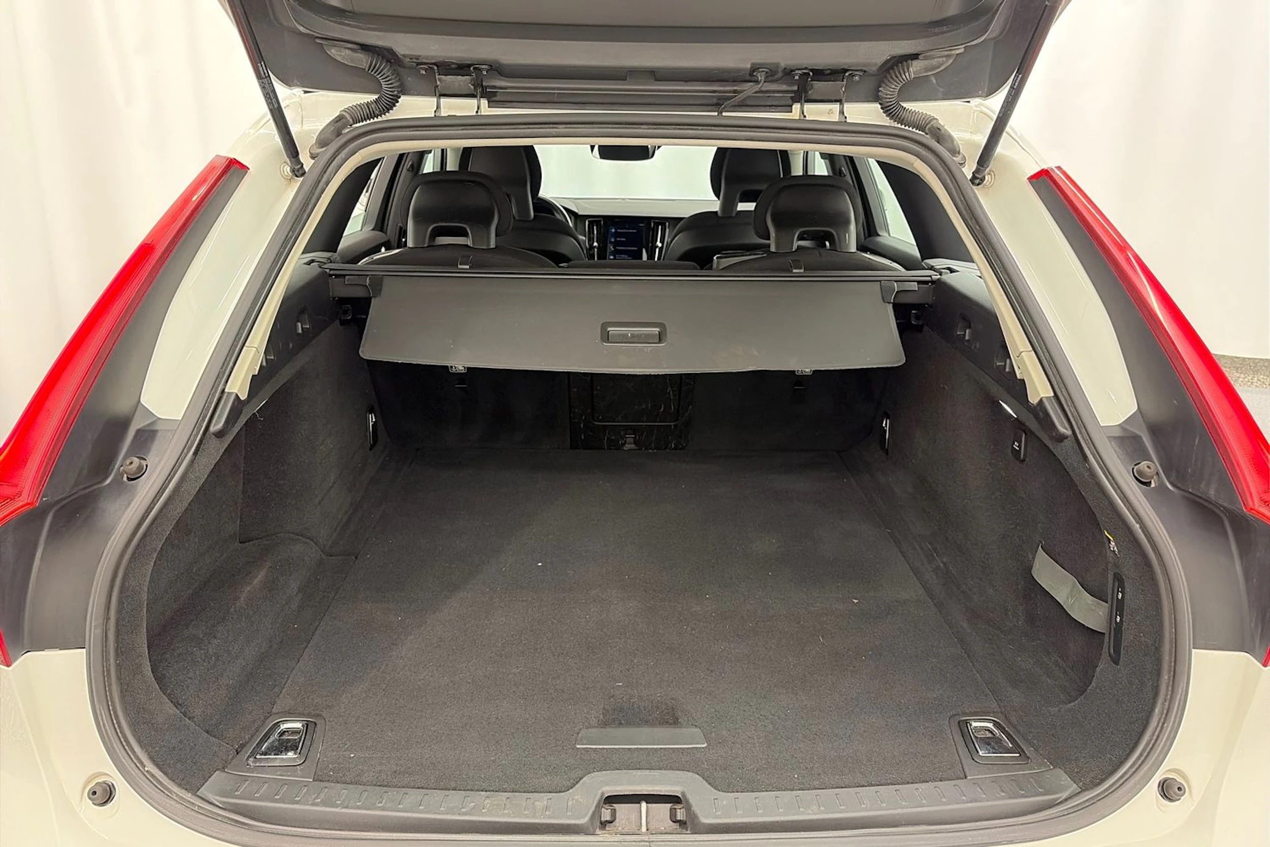 valkoinen Volvo V90 2018 kuva 12.