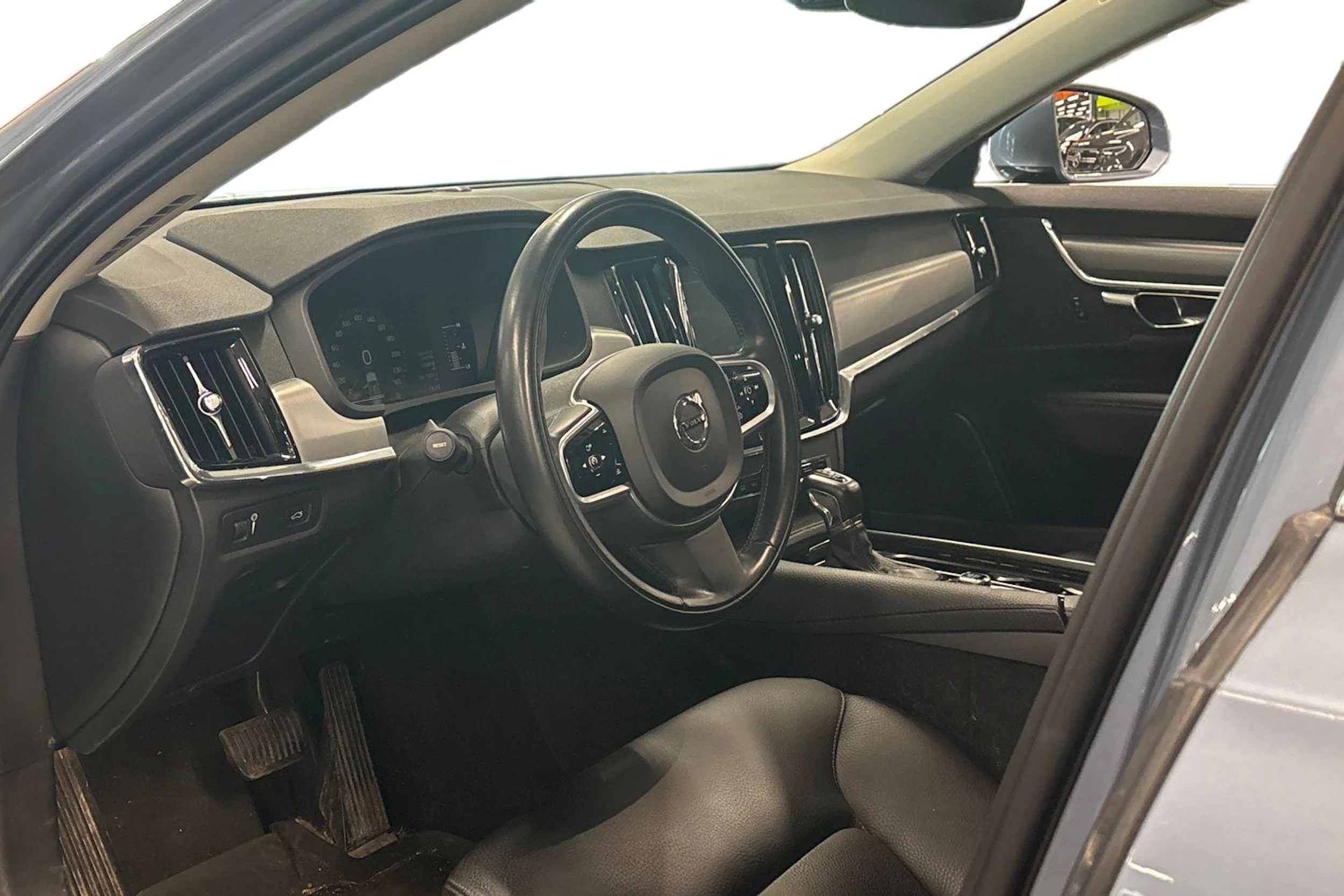 sininen Volvo V90 2018 kuva 3.