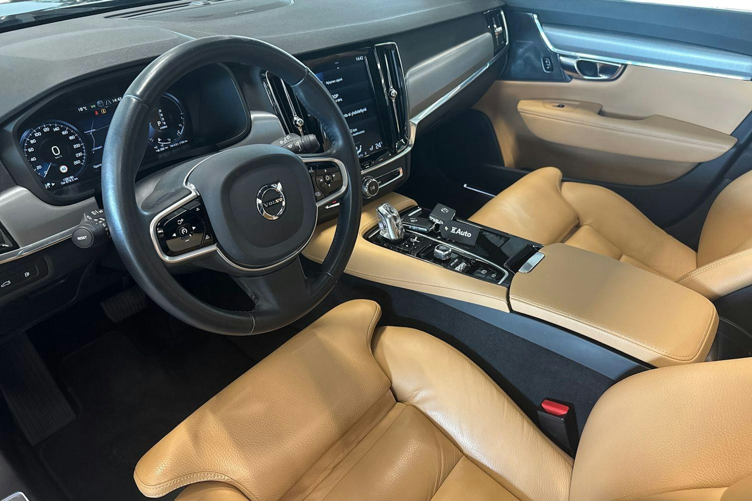 musta Volvo V90 2018 kuva 7.