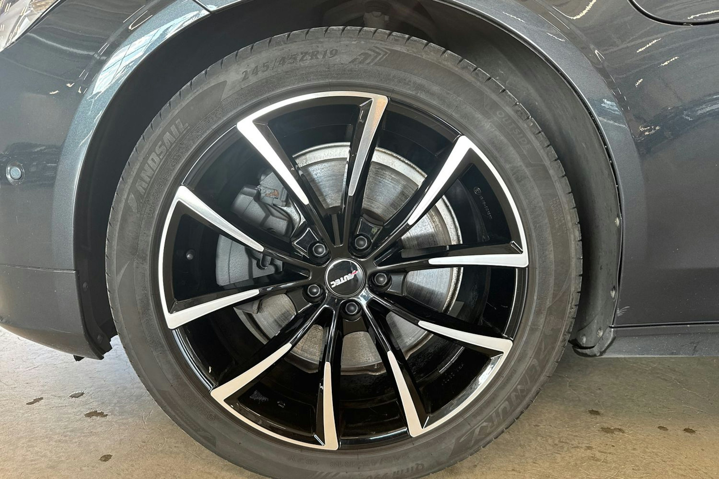 musta Volvo V90 2018 kuva 11.