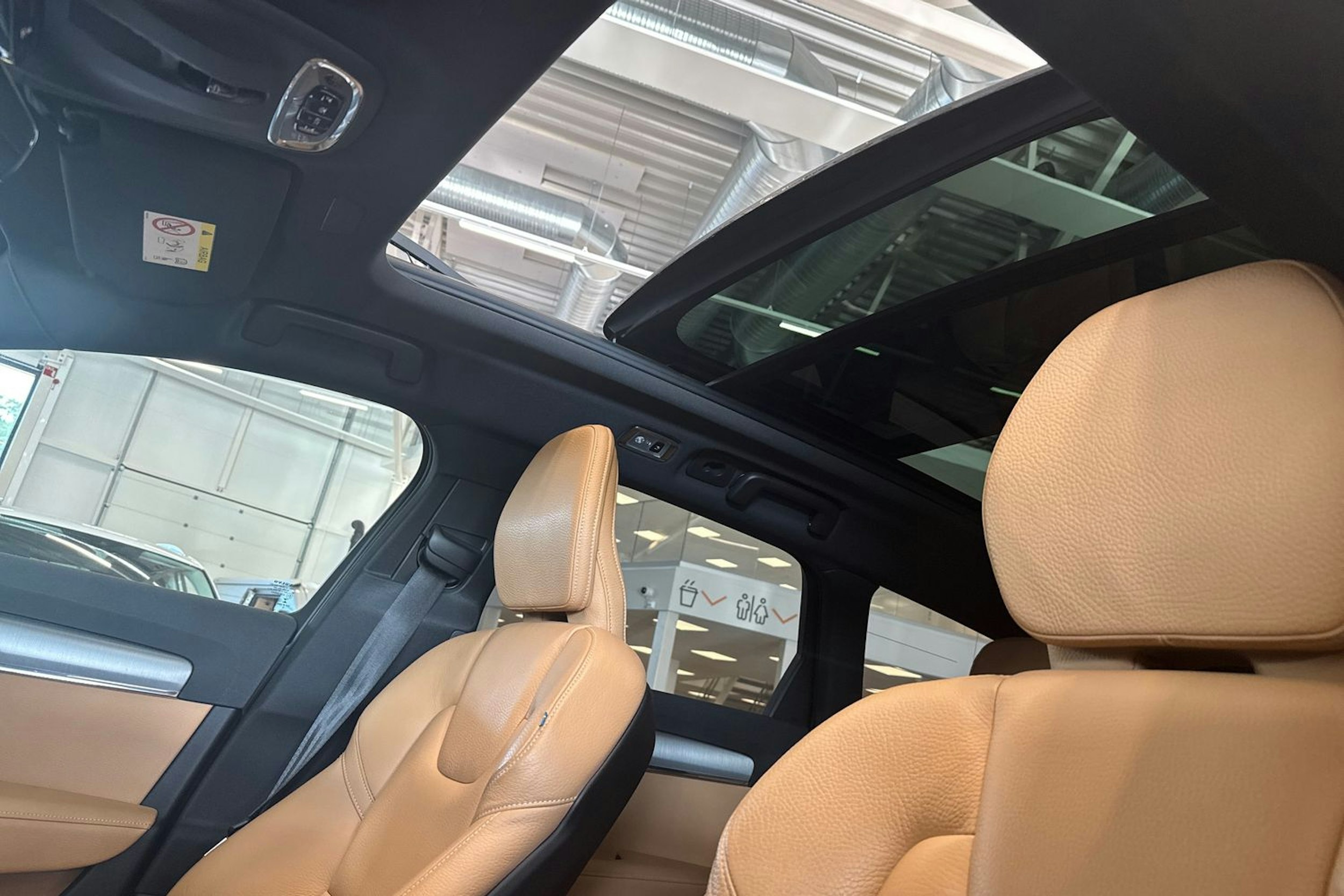 musta Volvo V90 2018 kuva 17.