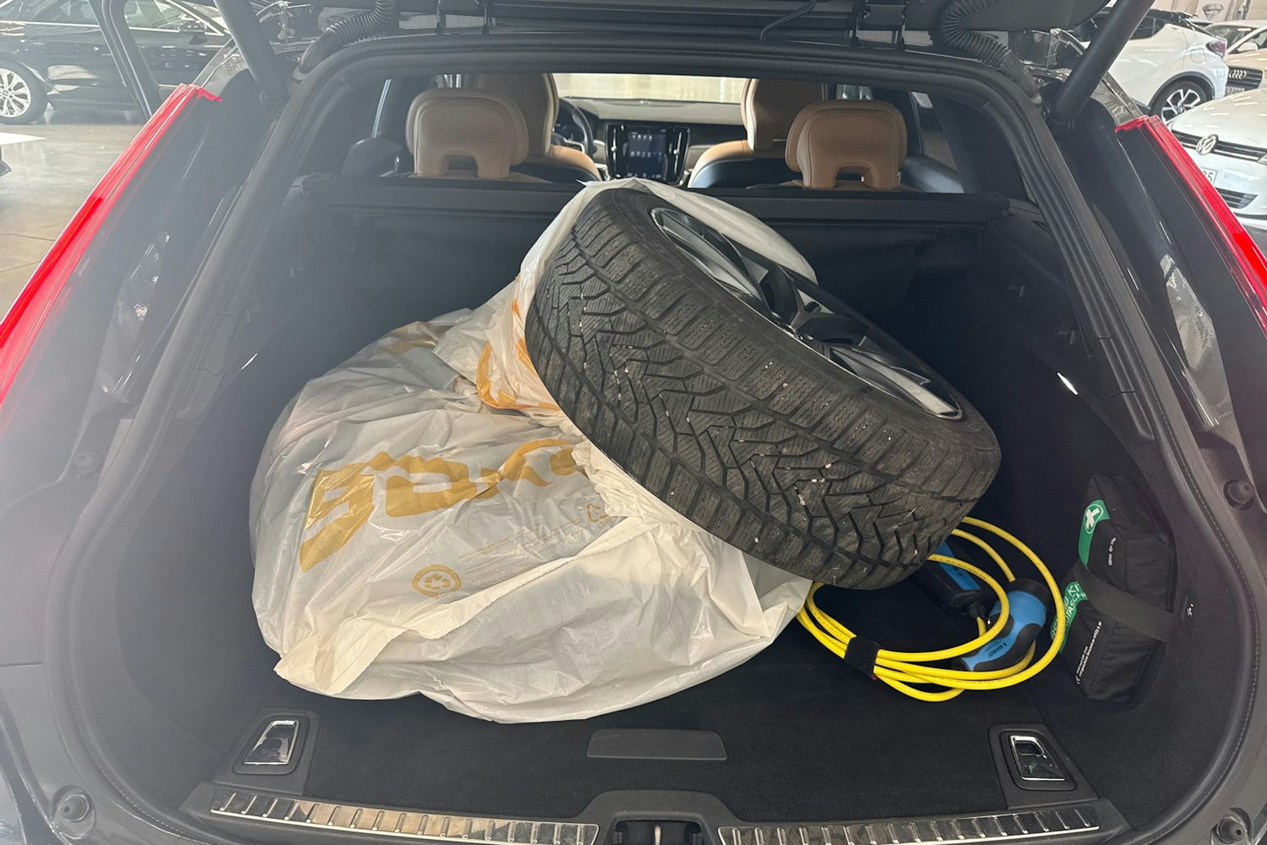 musta Volvo V90 2018 kuva 26.