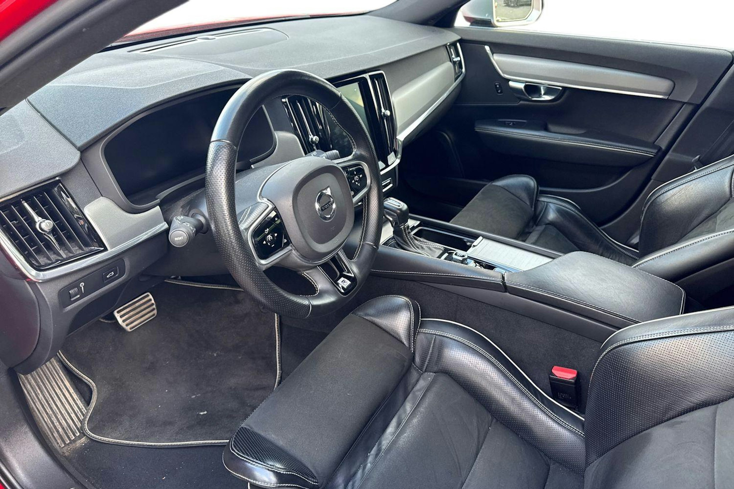 punainen Volvo V90 2018 kuva 3.