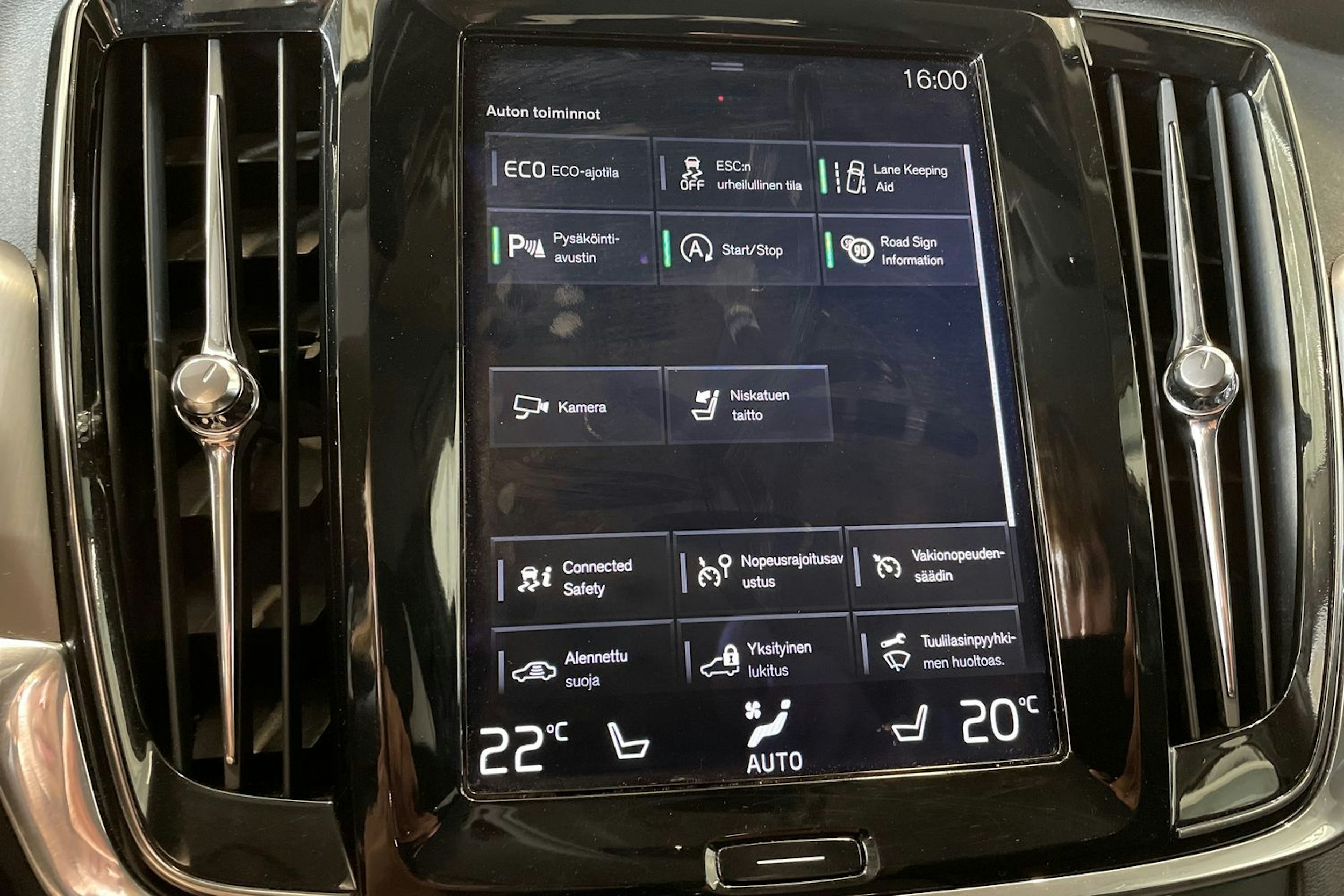 valkoinen Volvo V90 2018 kuva 22.