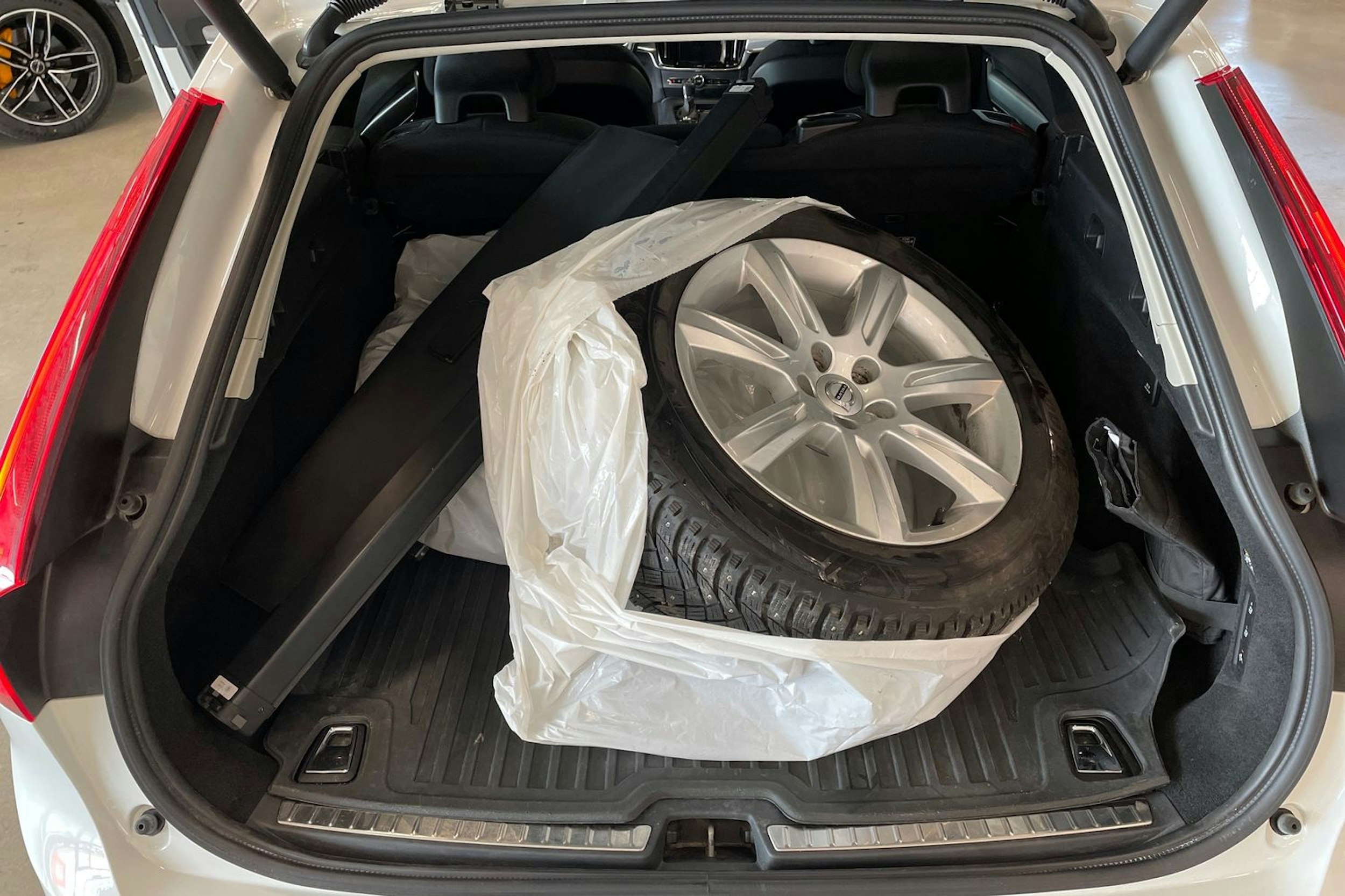 valkoinen Volvo V90 2018 kuva 23.