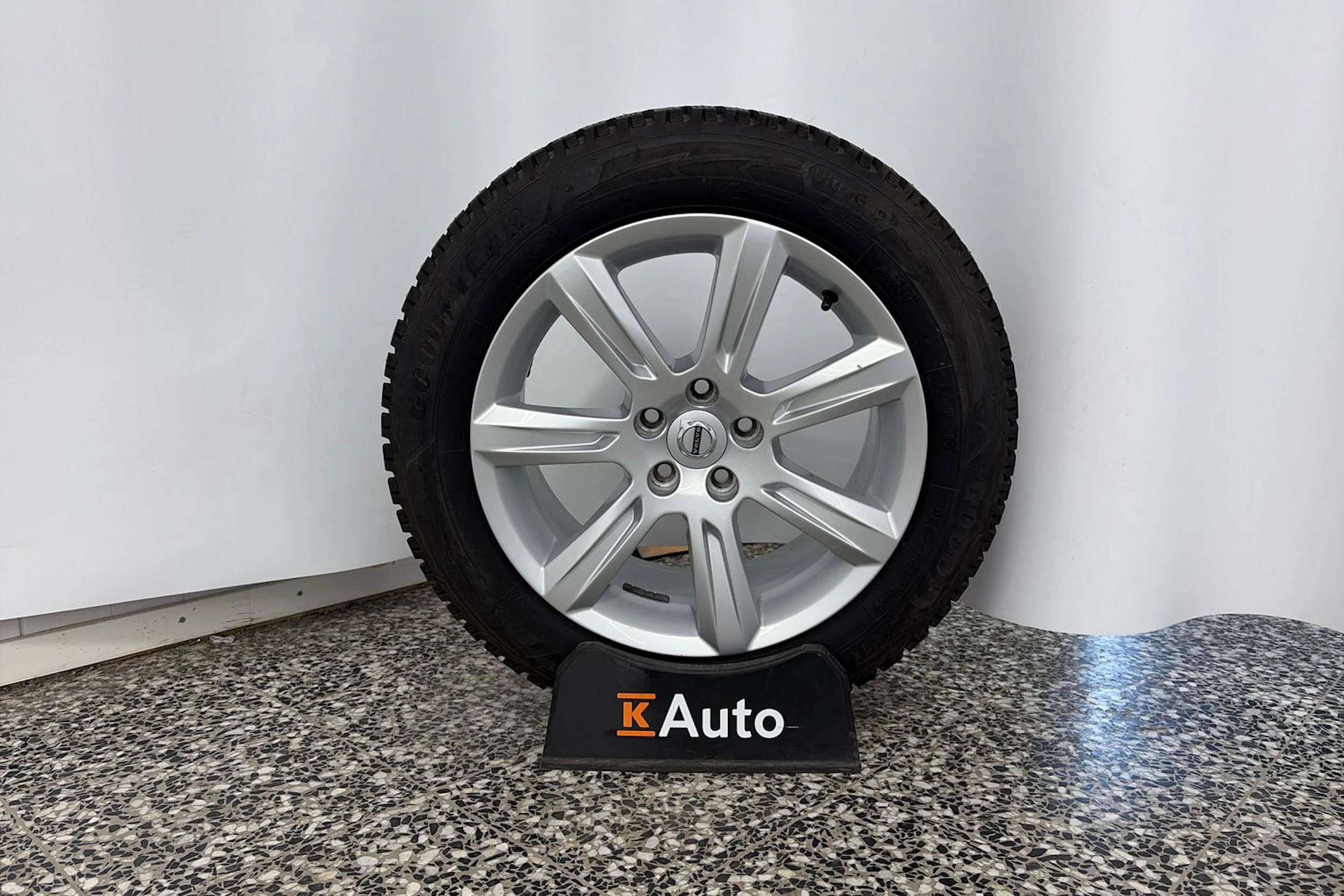 harmaa Volvo V90 2018 kuva 11.