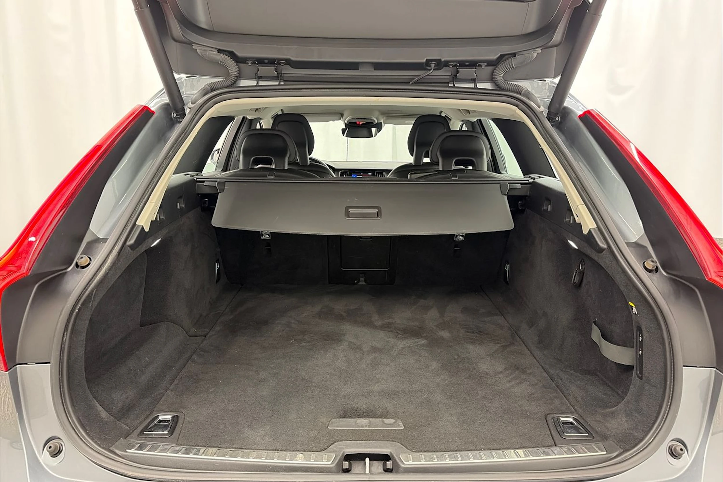 harmaa Volvo V90 2018 kuva 12.
