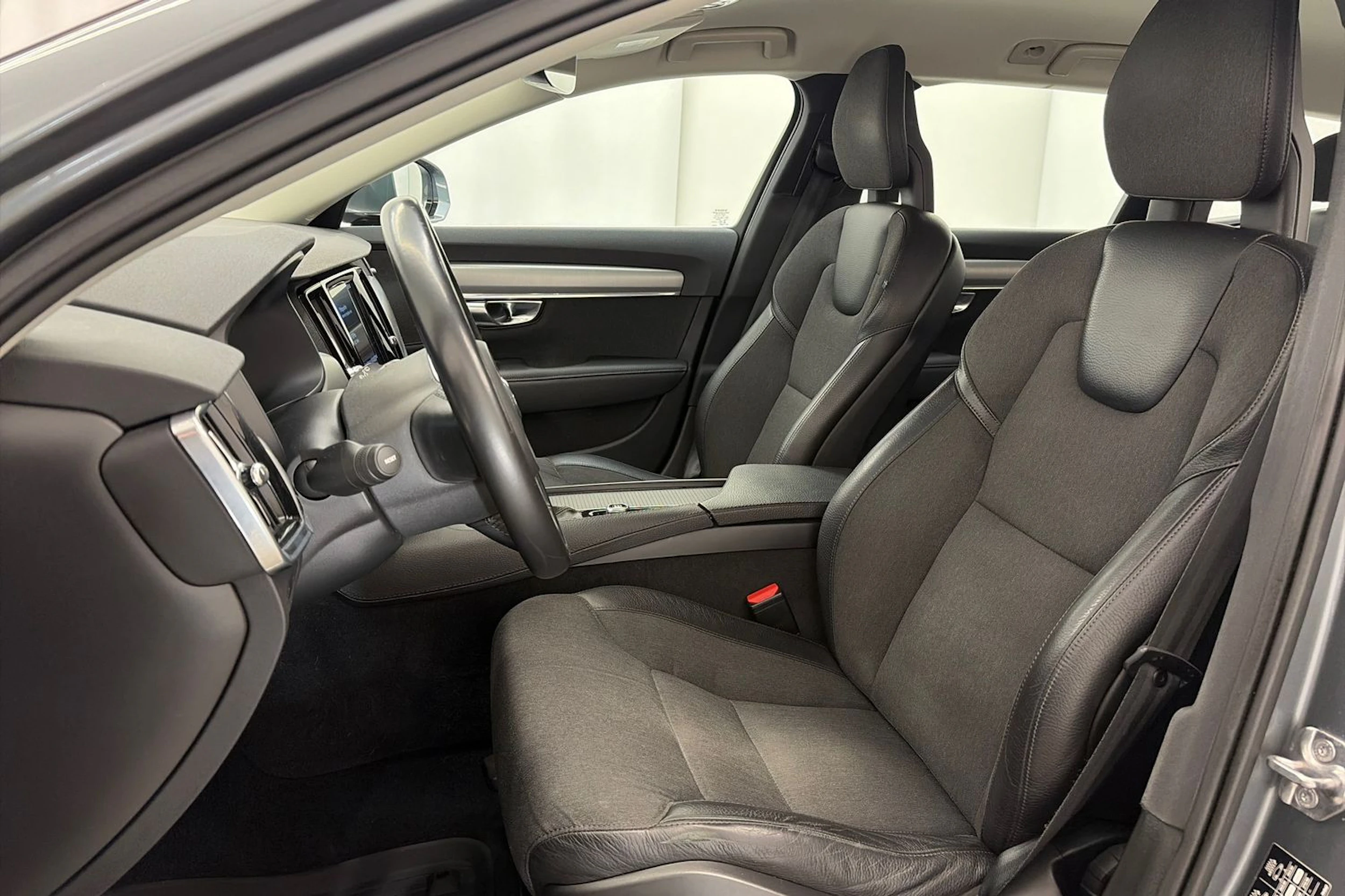 harmaa Volvo V90 2018 kuva 14.