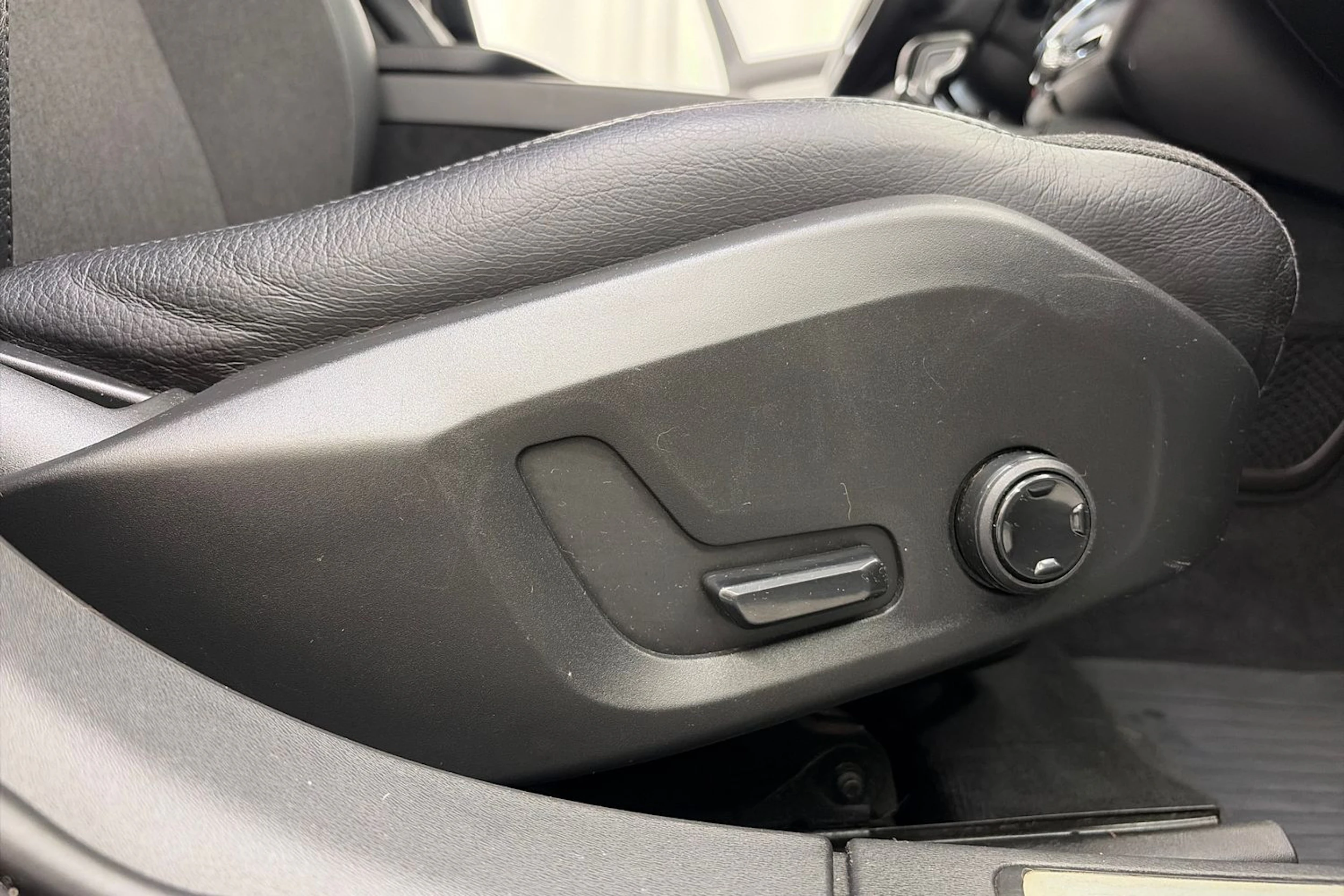 harmaa Volvo V90 2018 kuva 16.