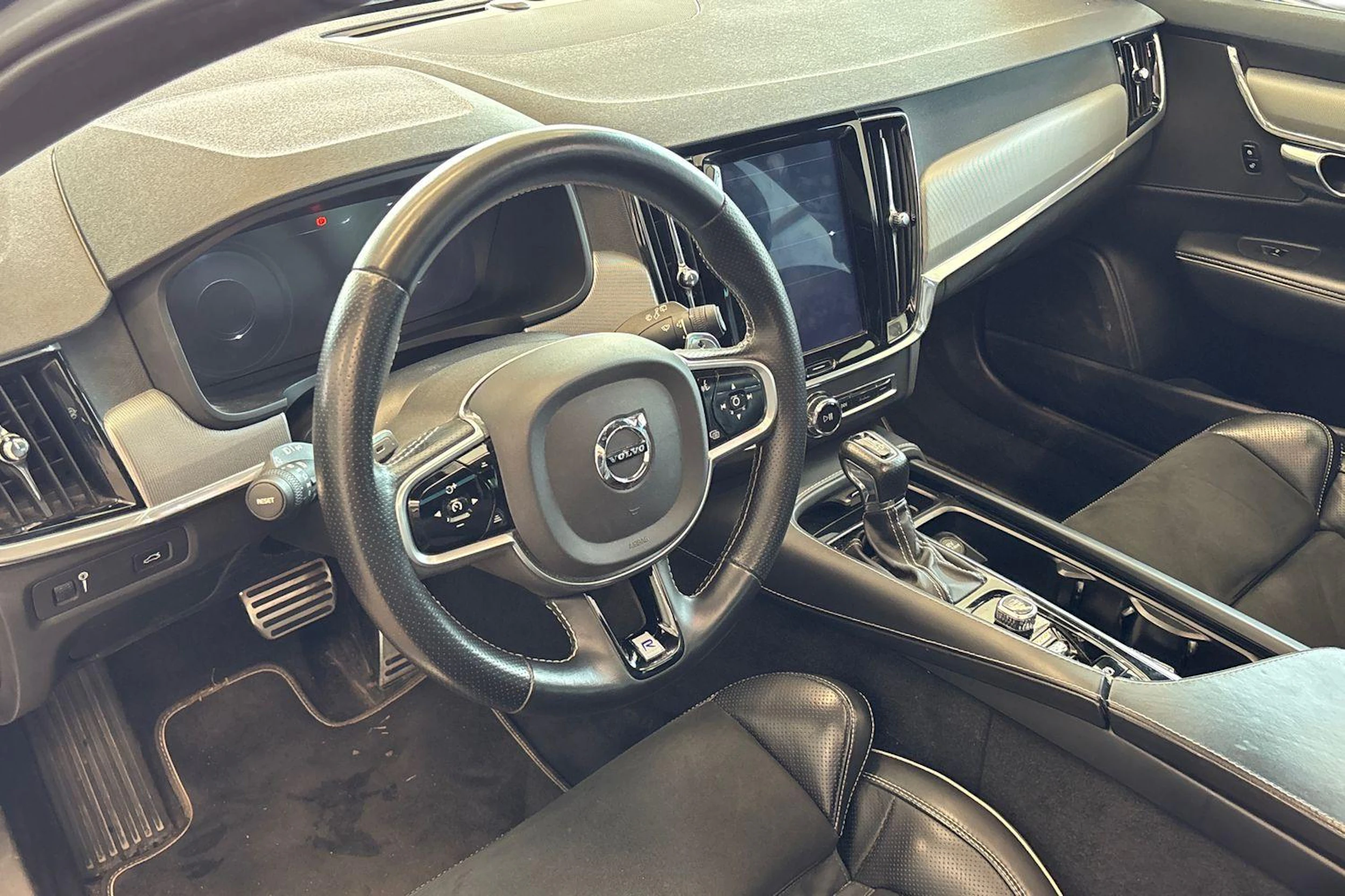 sininen Volvo V90 2018 kuva 3.