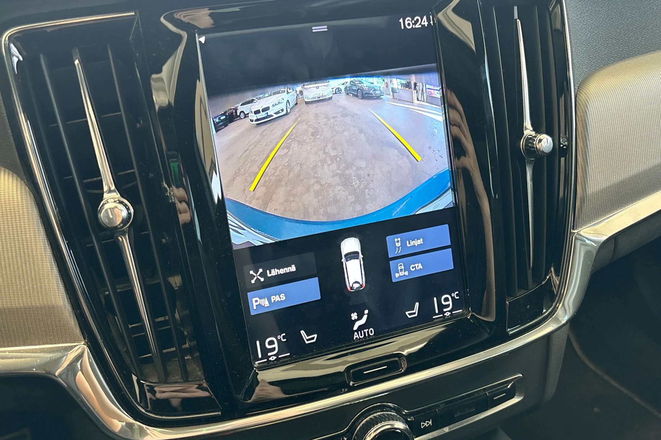 sininen Volvo V90 2018 kuva 4.