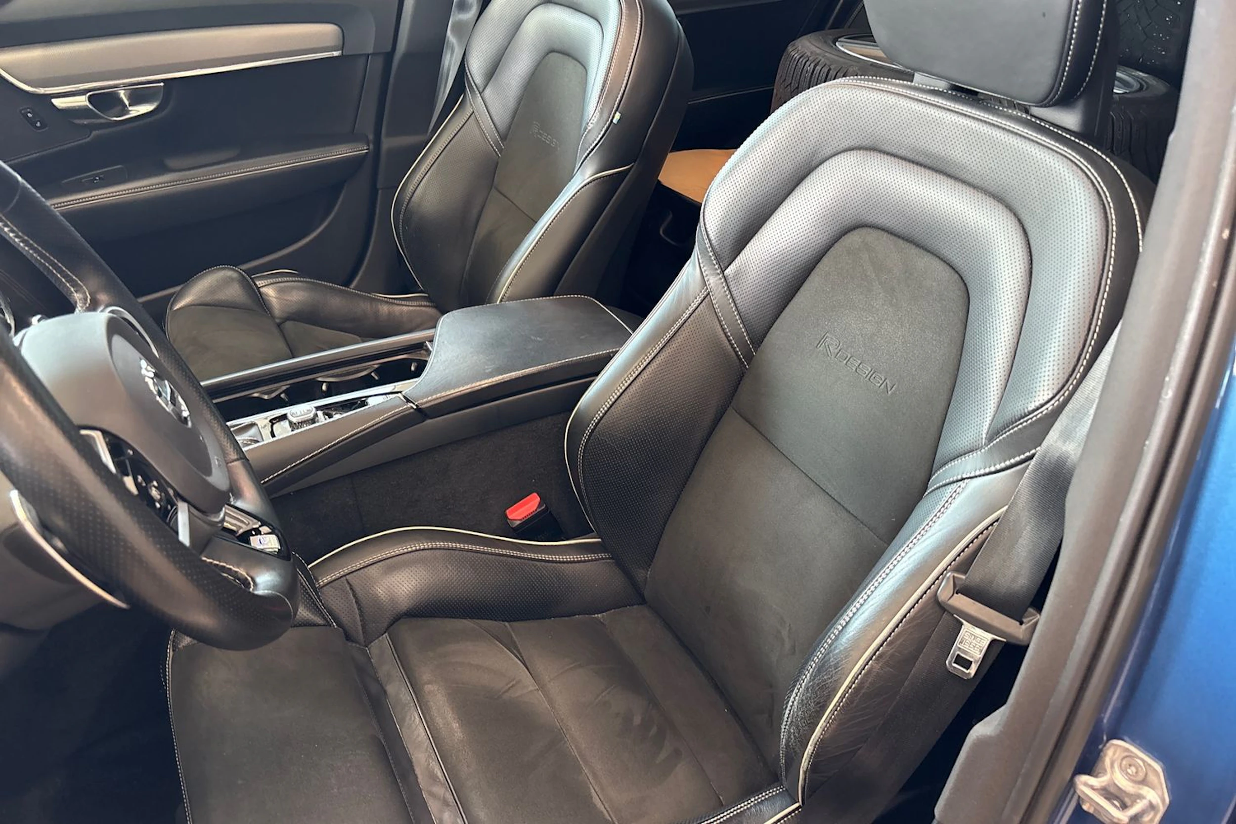 sininen Volvo V90 2018 kuva 9.