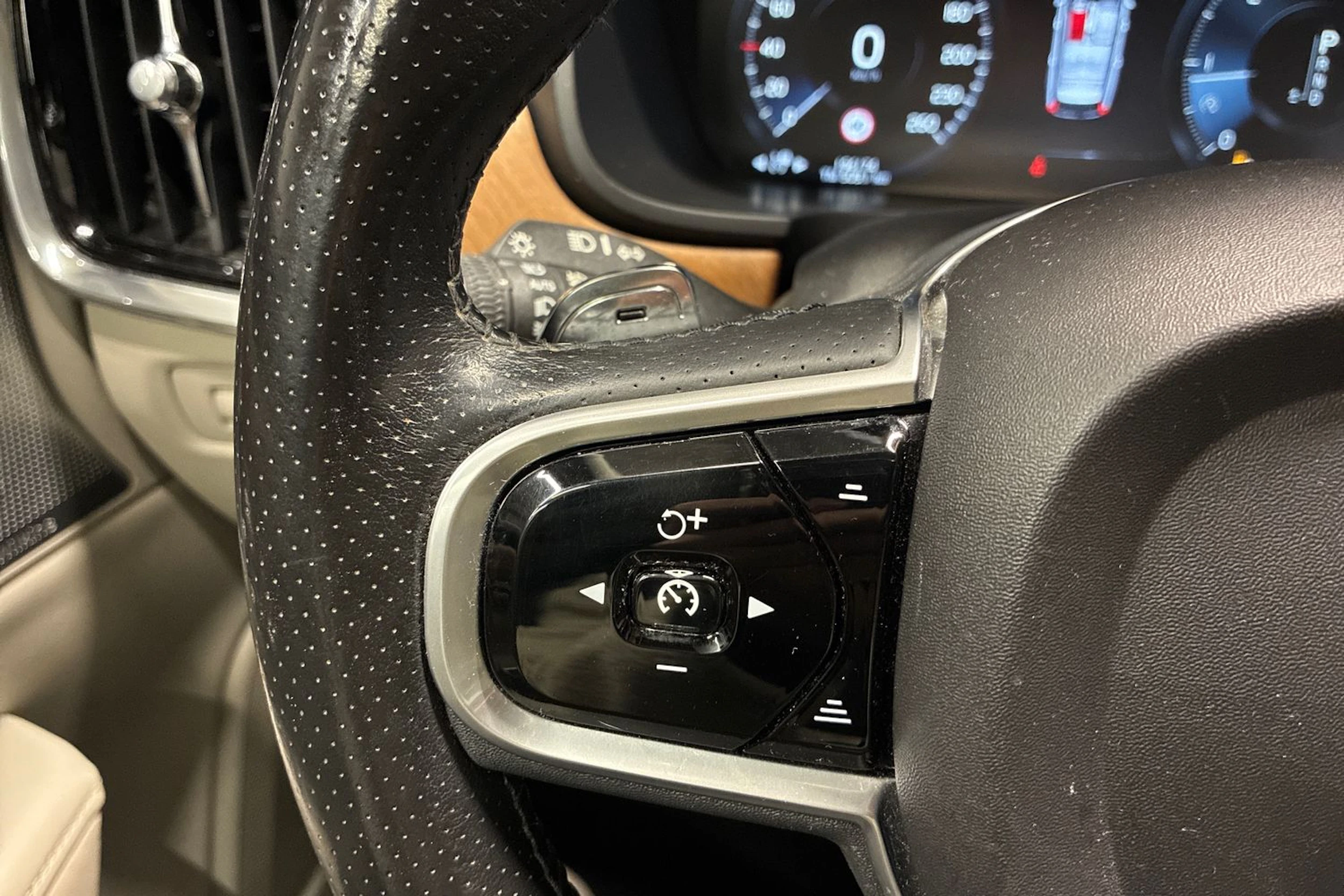 musta Volvo V90 2018 kuva 13.