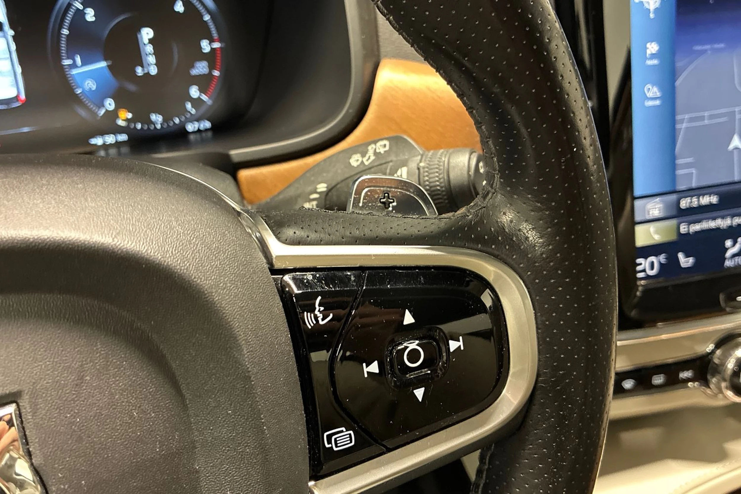 musta Volvo V90 2018 kuva 14.