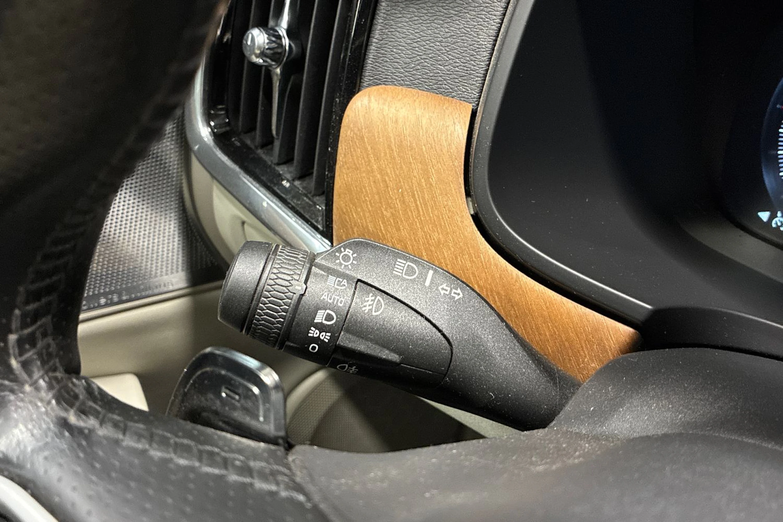 musta Volvo V90 2018 kuva 15.