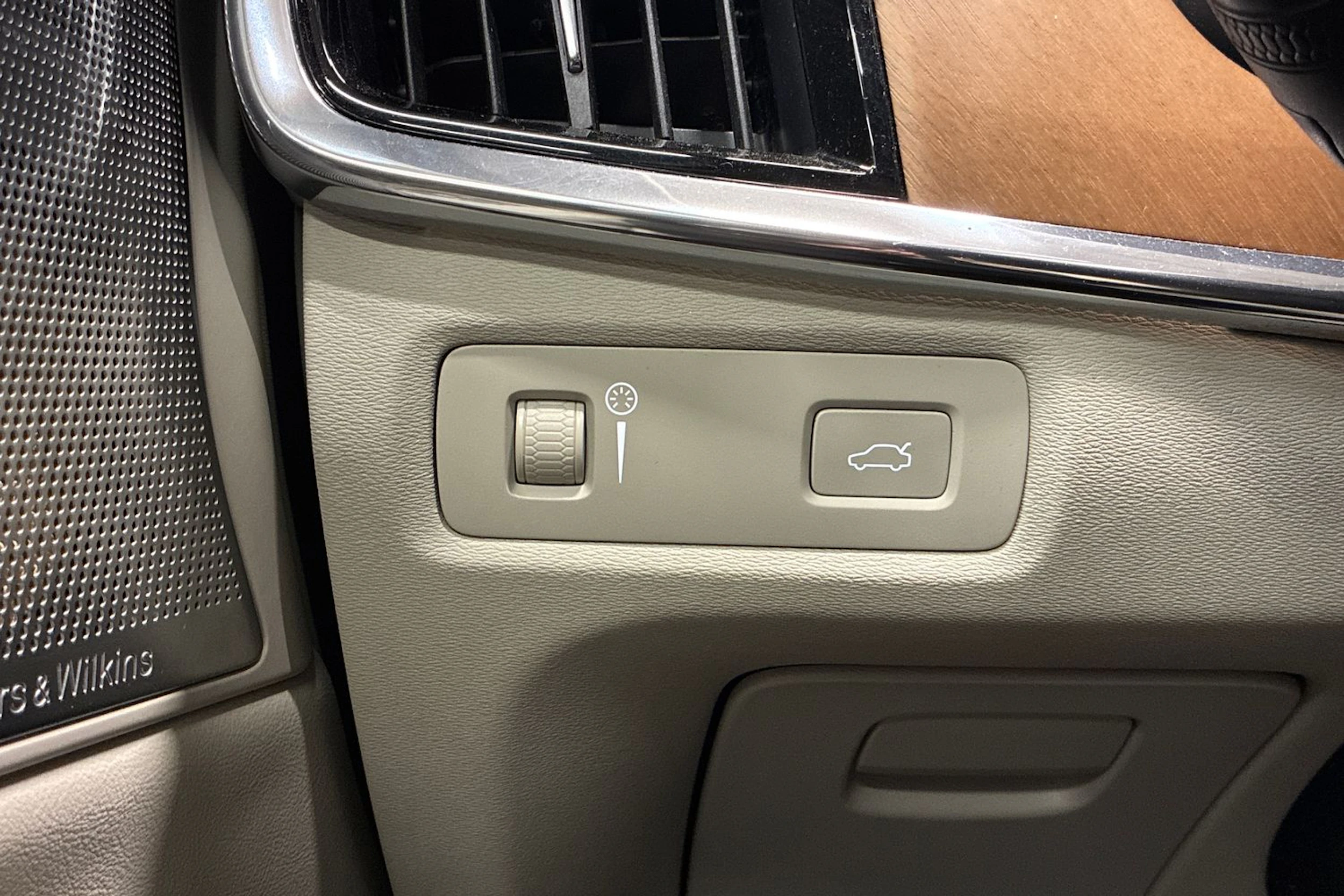 musta Volvo V90 2018 kuva 16.
