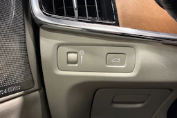 musta Volvo V90 2018 kuva 16.