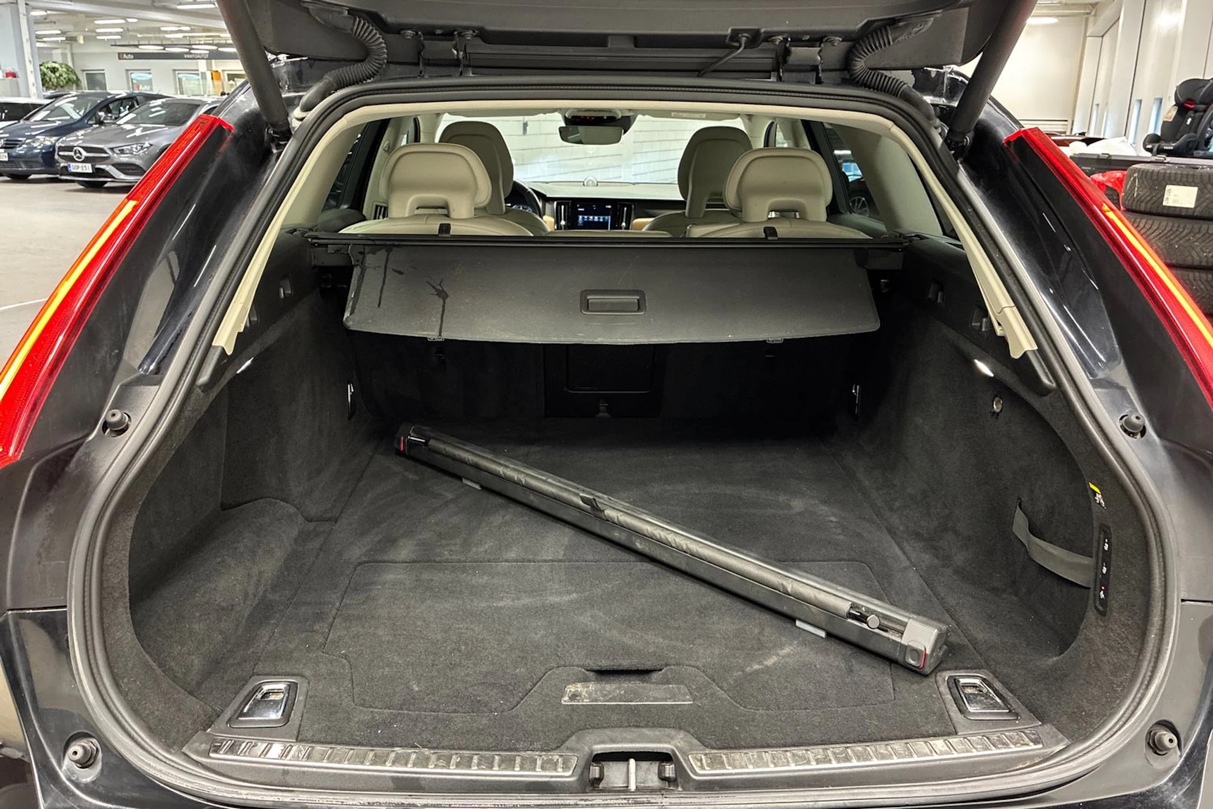 musta Volvo V90 2018 kuva 34.