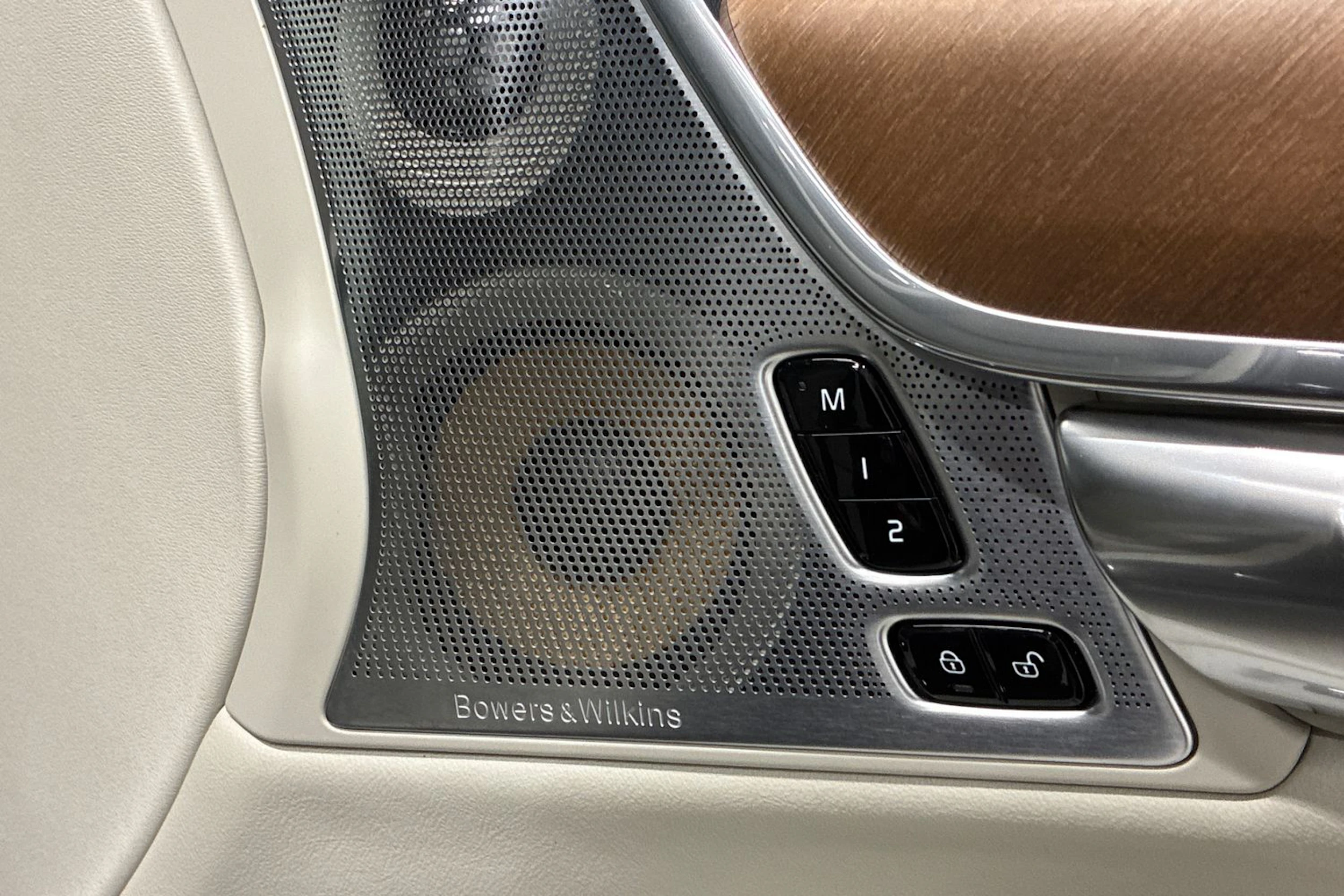 musta Volvo V90 2018 kuva 40.