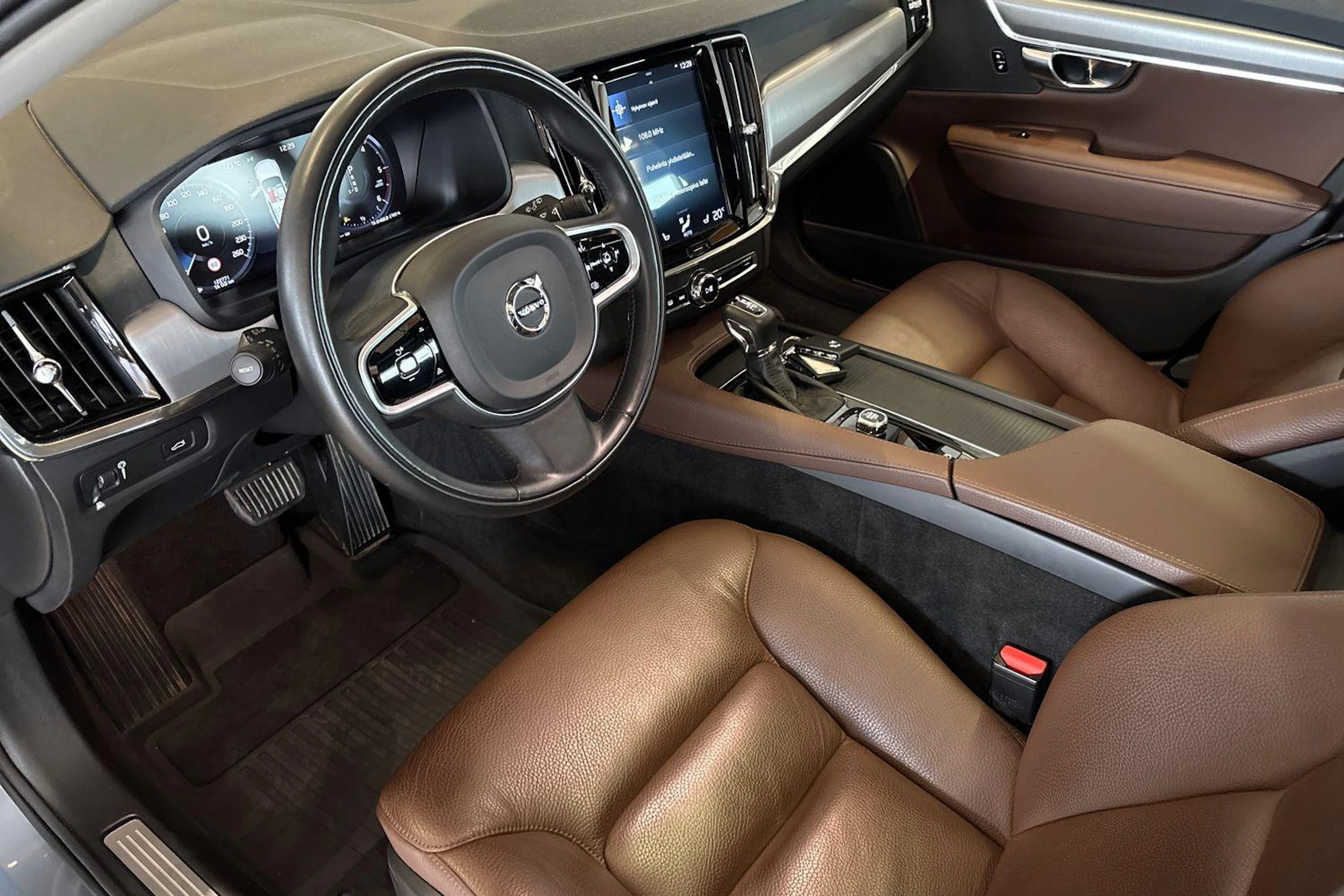 Sininen Volvo V90 2018 kuva 8.