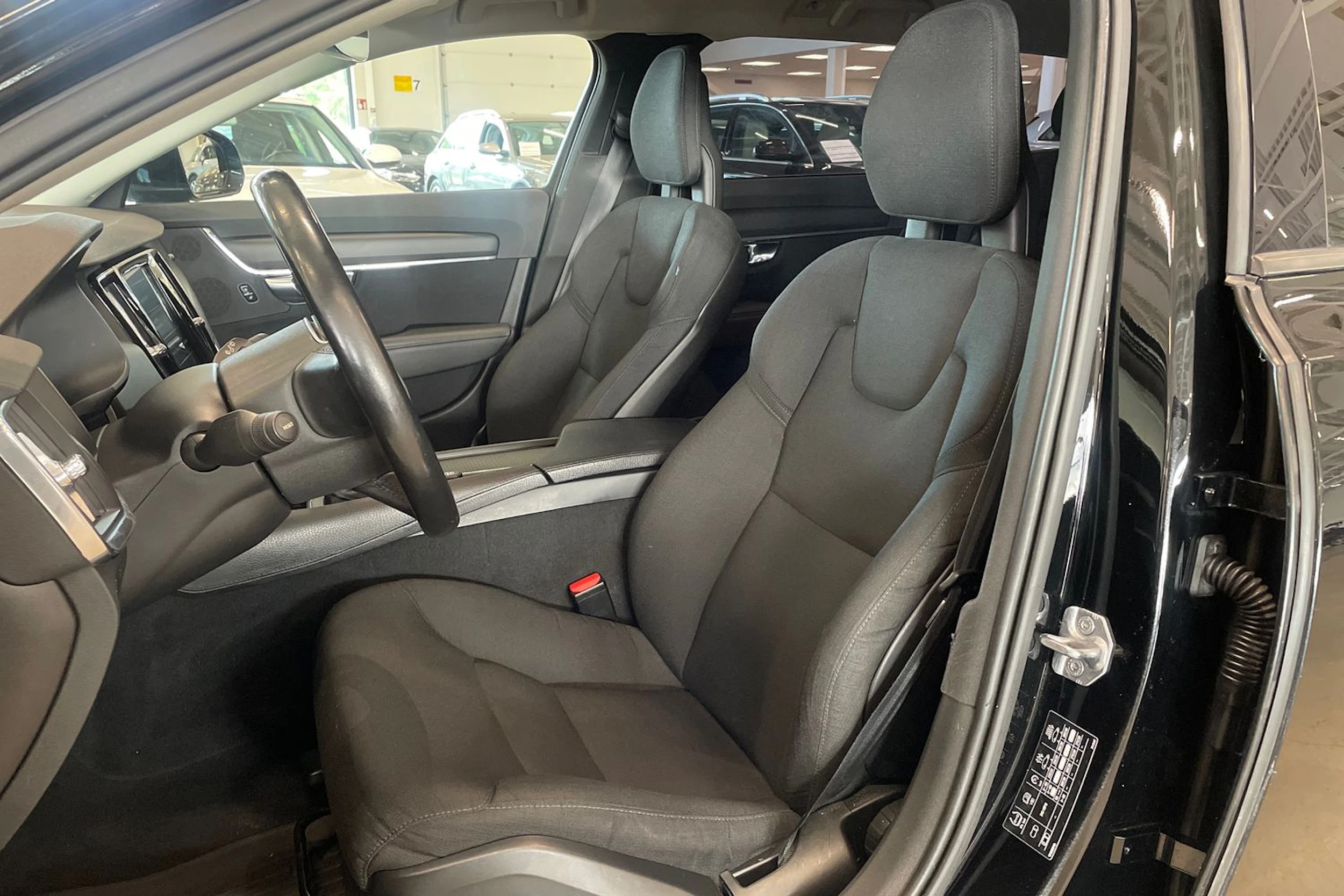 musta Volvo V90 2018 kuva 11.
