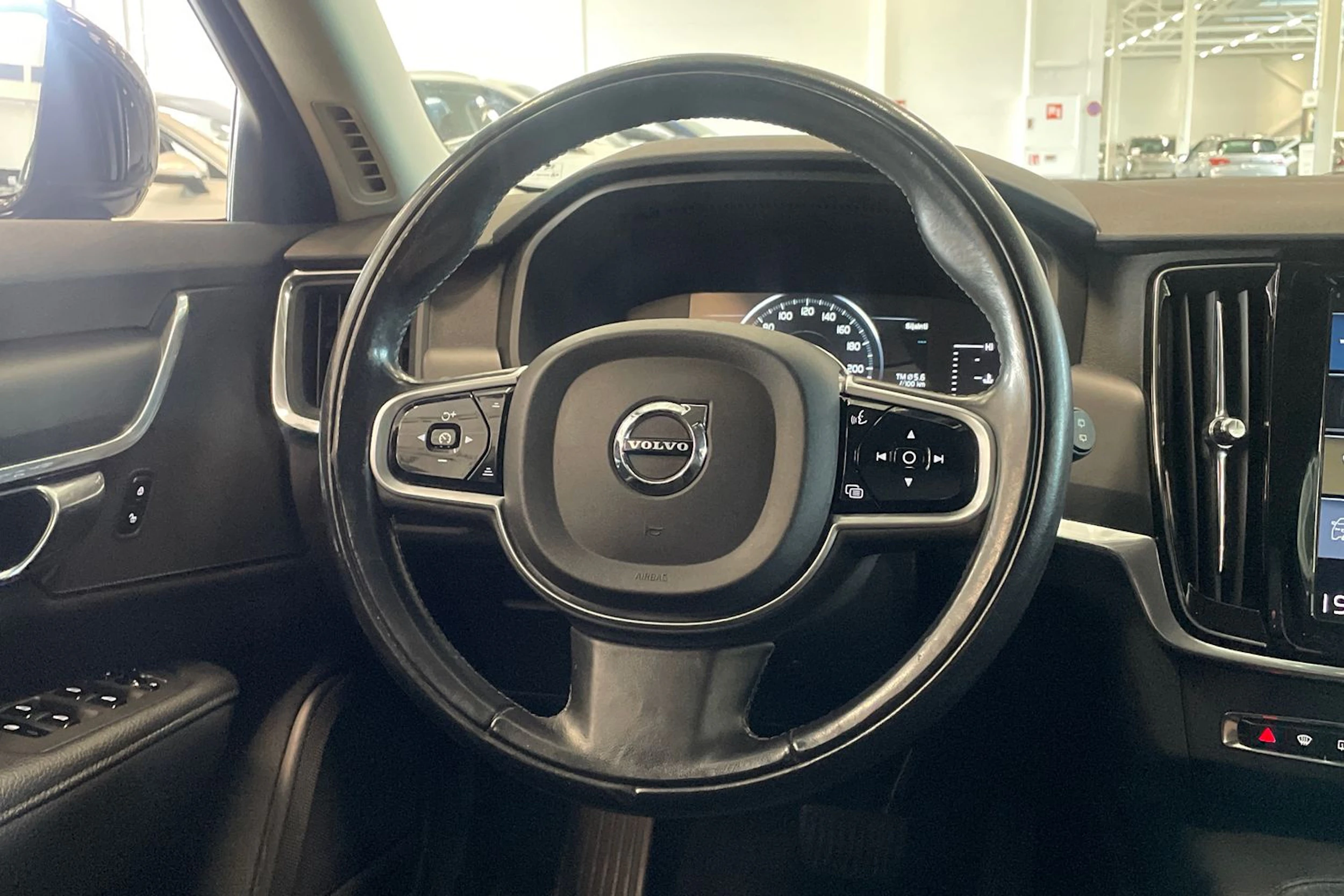 musta Volvo V90 2018 kuva 13.