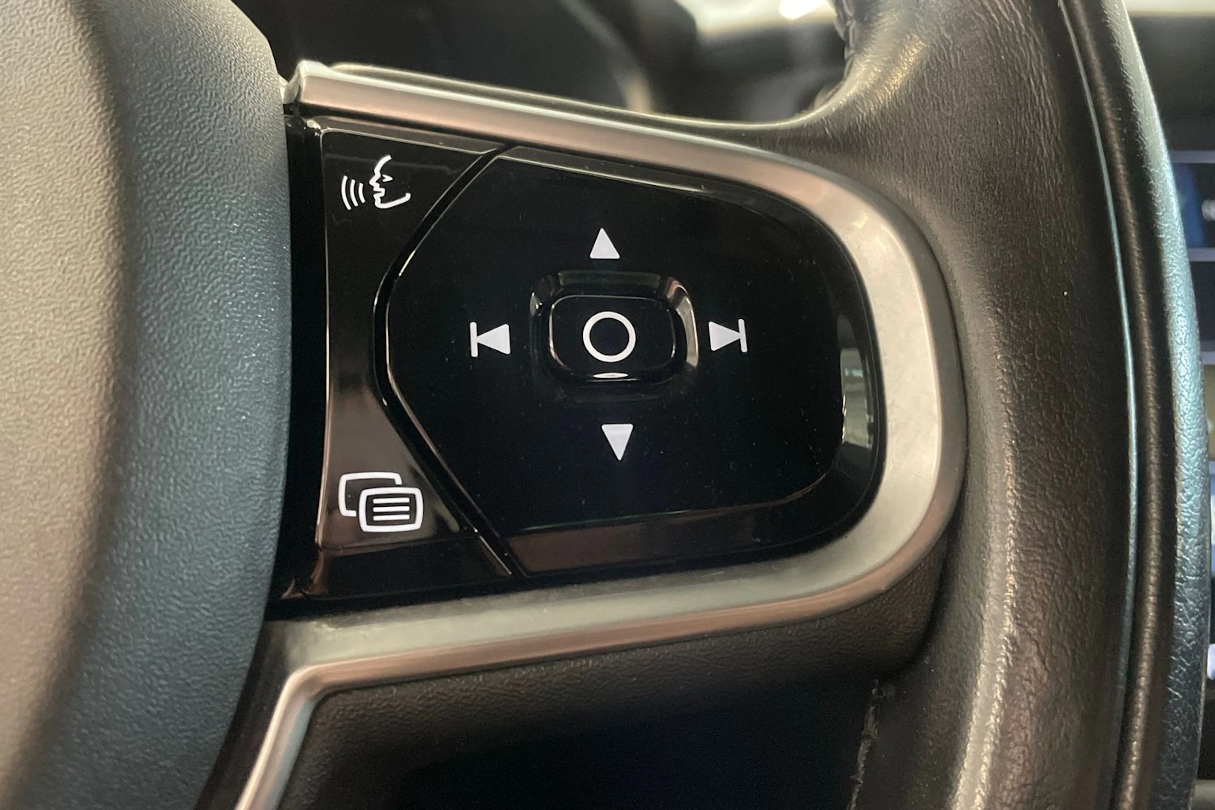 musta Volvo V90 2018 kuva 15.