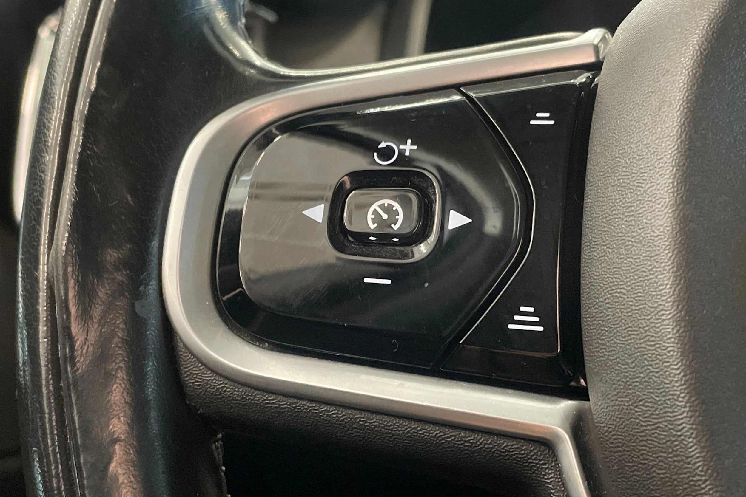 musta Volvo V90 2018 kuva 16.